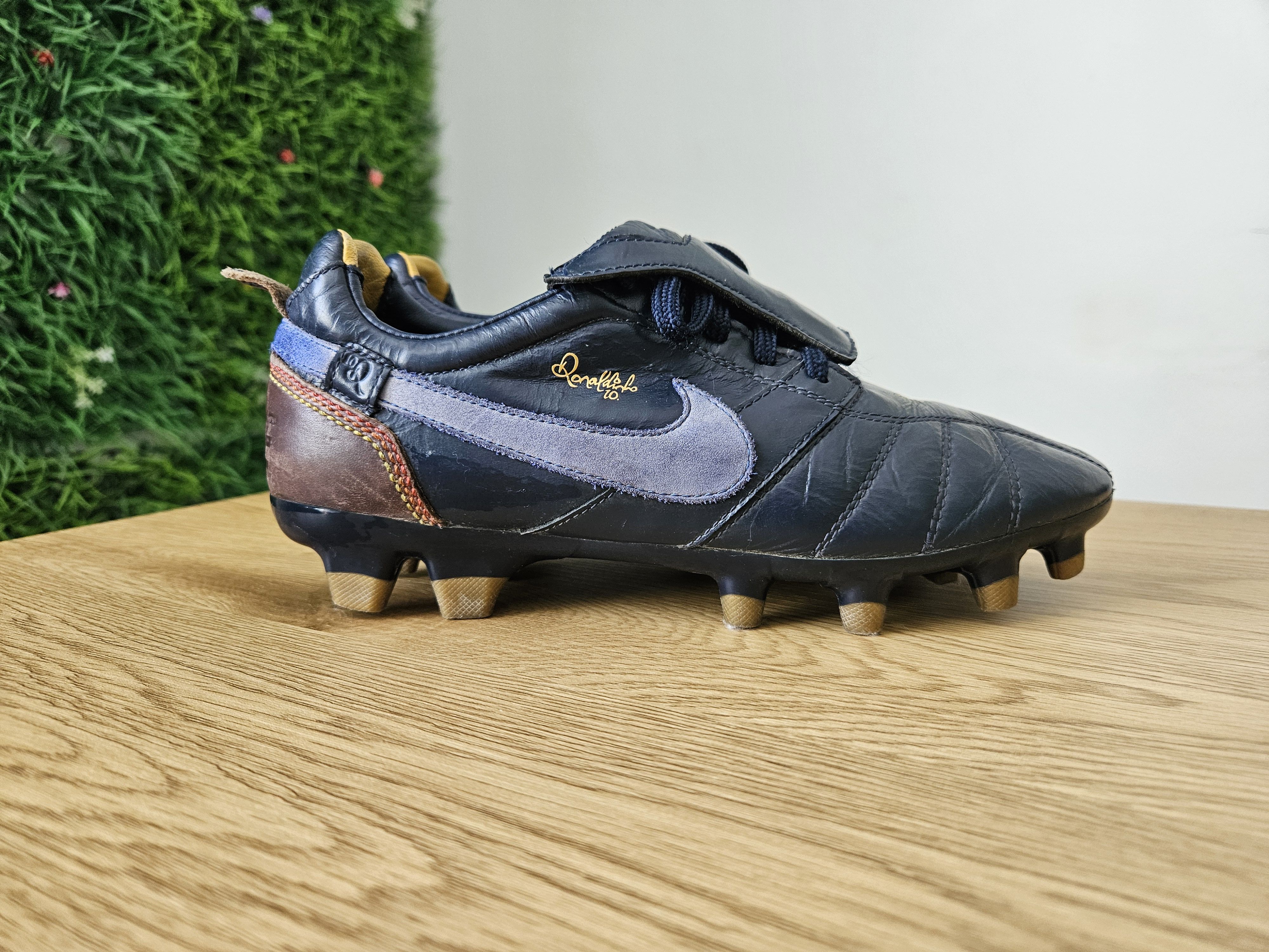 Nike Nike x Ronaldinho x retro Size US 5.5 / EU 38 - 3 Thumbnail