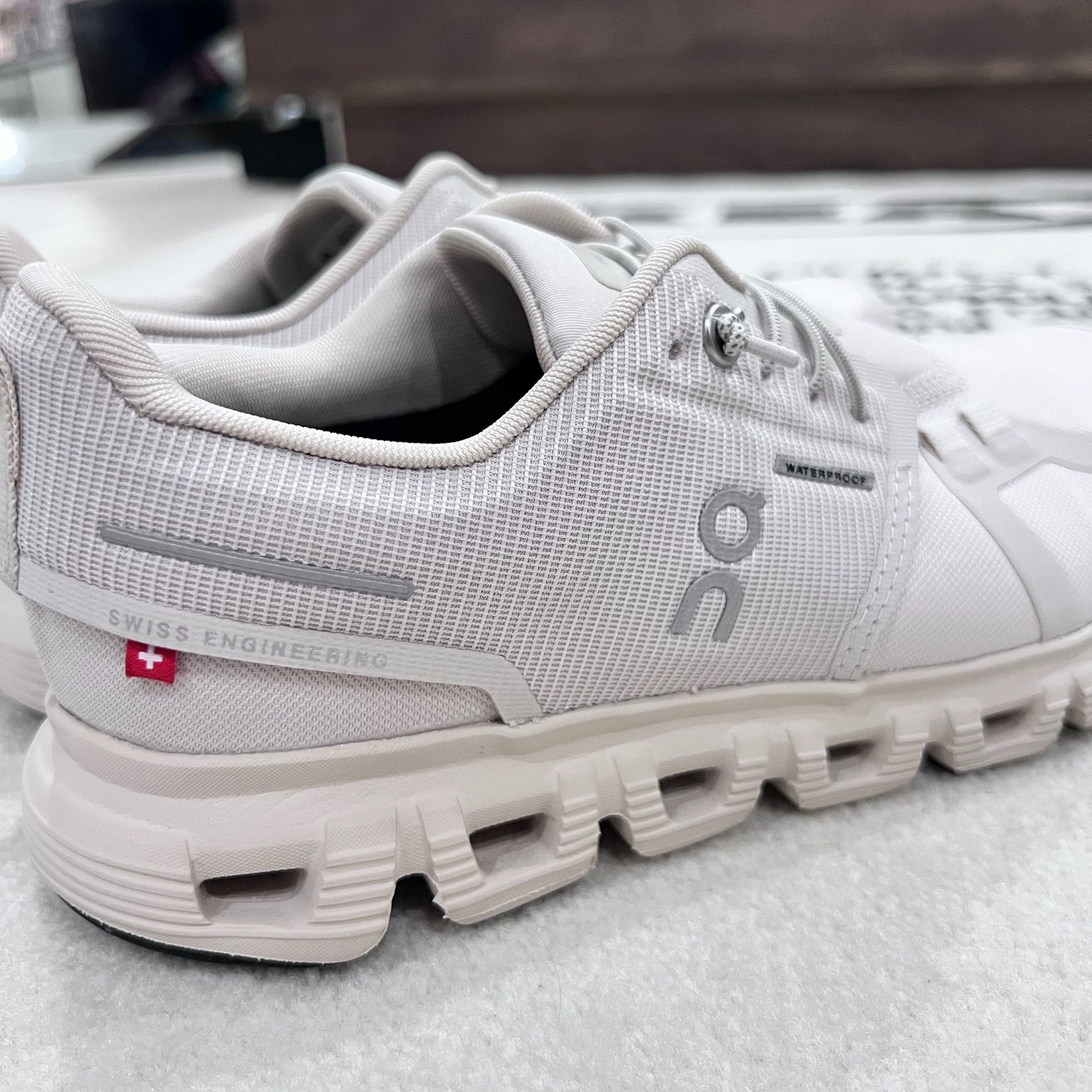On On Cloud 6 Waterproof Women Running Shoes Pearl / White Size US 6 / IT 36 - 5 Thumbnail