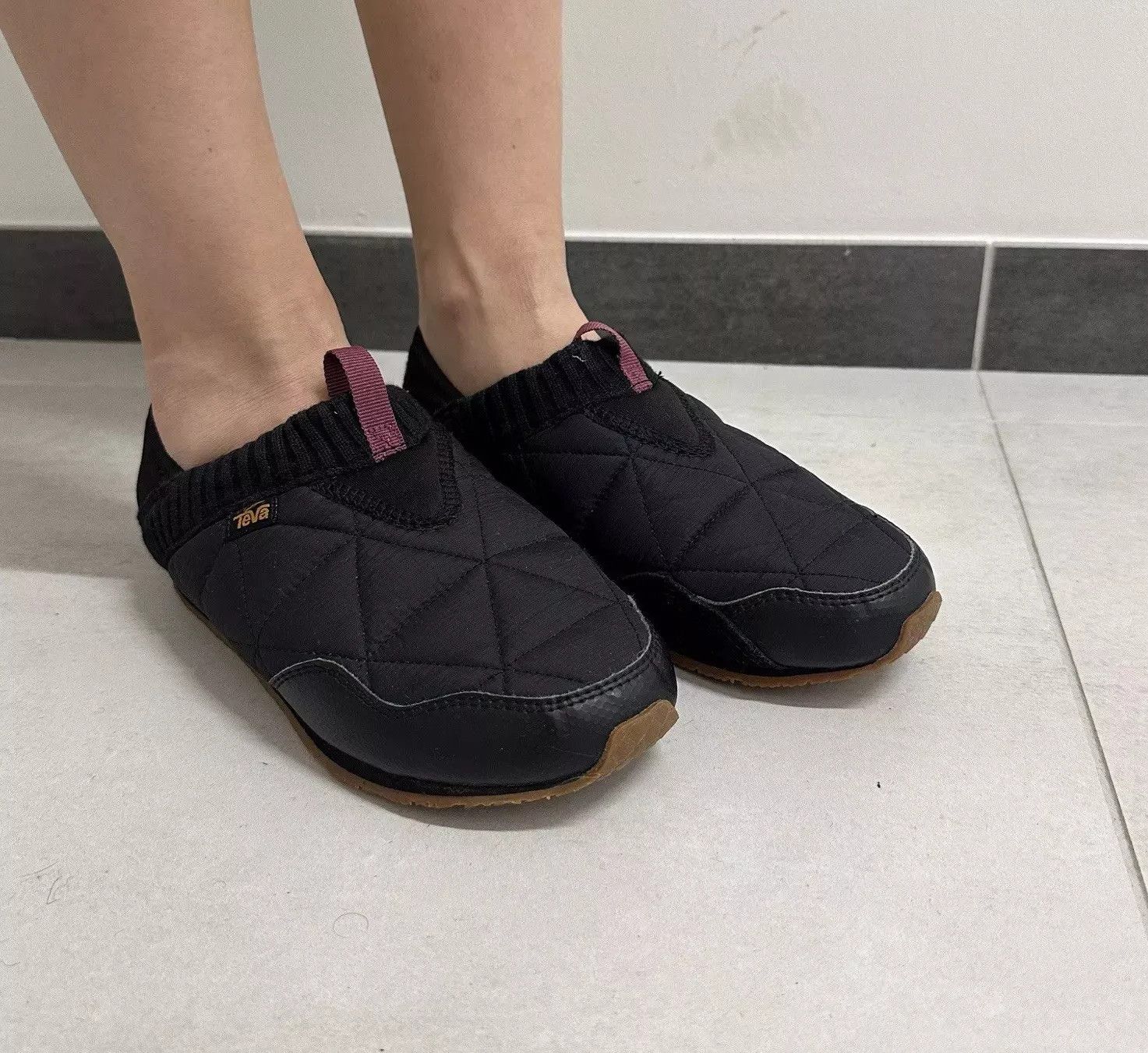 Teva Teva Women's Ember Quielted Slip On Casual Shoes Black Size US 6 / IT 36 - 2 Thumbnail