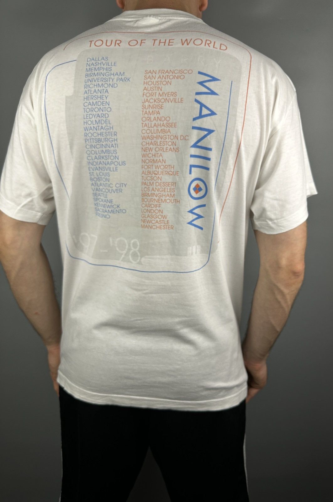 Band Tees 1997 Vintage Barry Manilow World Tour T Shirt Rock Metal 90s Size US L / EU 52-54 / 3 - 4 Thumbnail