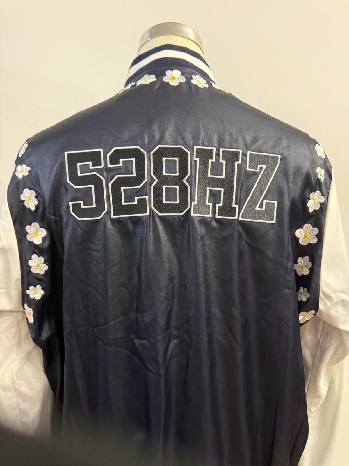 Adidas × Pharrell Adidas Originals x Pharrell Williams “528HZ” Daisy Bomber Size US XL / EU 56 / 4 - 4 Thumbnail