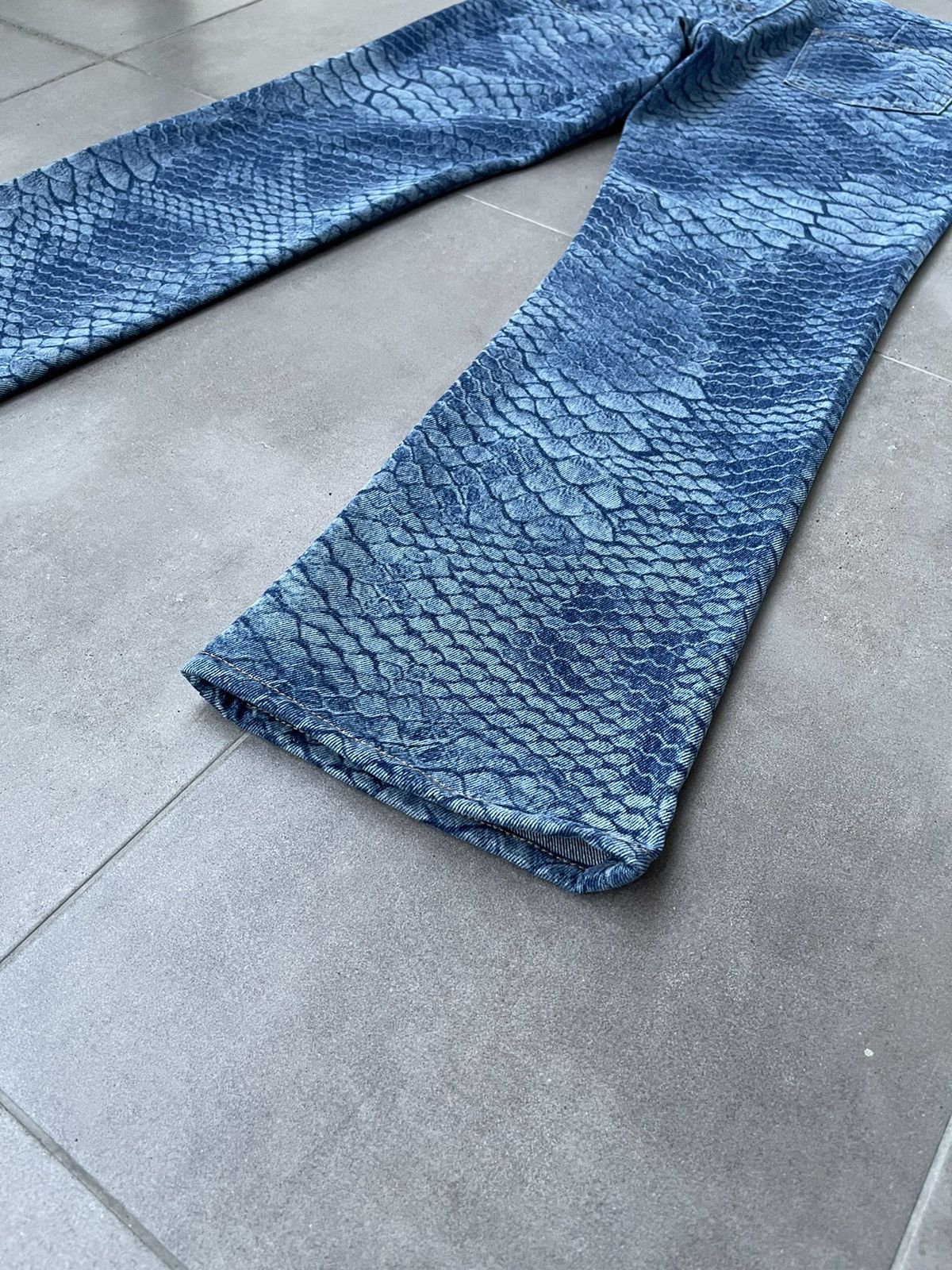 Maison Margiela !DS! SS22 Maison Margiela SnakeSkin Blue Pattern Denim Pants Size US 34 / EU 50 - 14 Thumbnail