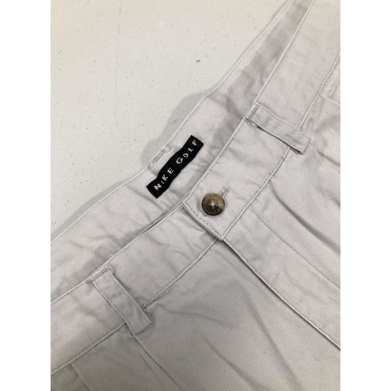 Nike VTG Nike Golf Shorts Mens 37x 7 (Tag 38) Khaki Tan Chino Pleated Short Cotton - Vintage Size US 37 - 3 Thumbnail