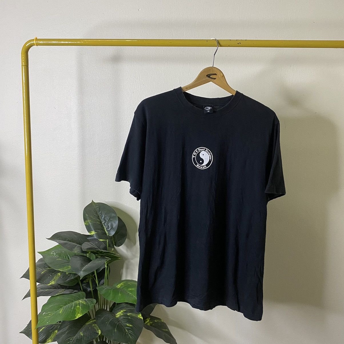 Vintage Vintage 2000s T&C Surf Center Logo Surfing Style Tee Size US M / EU 48-50 / 2 - 1 Thumbnail