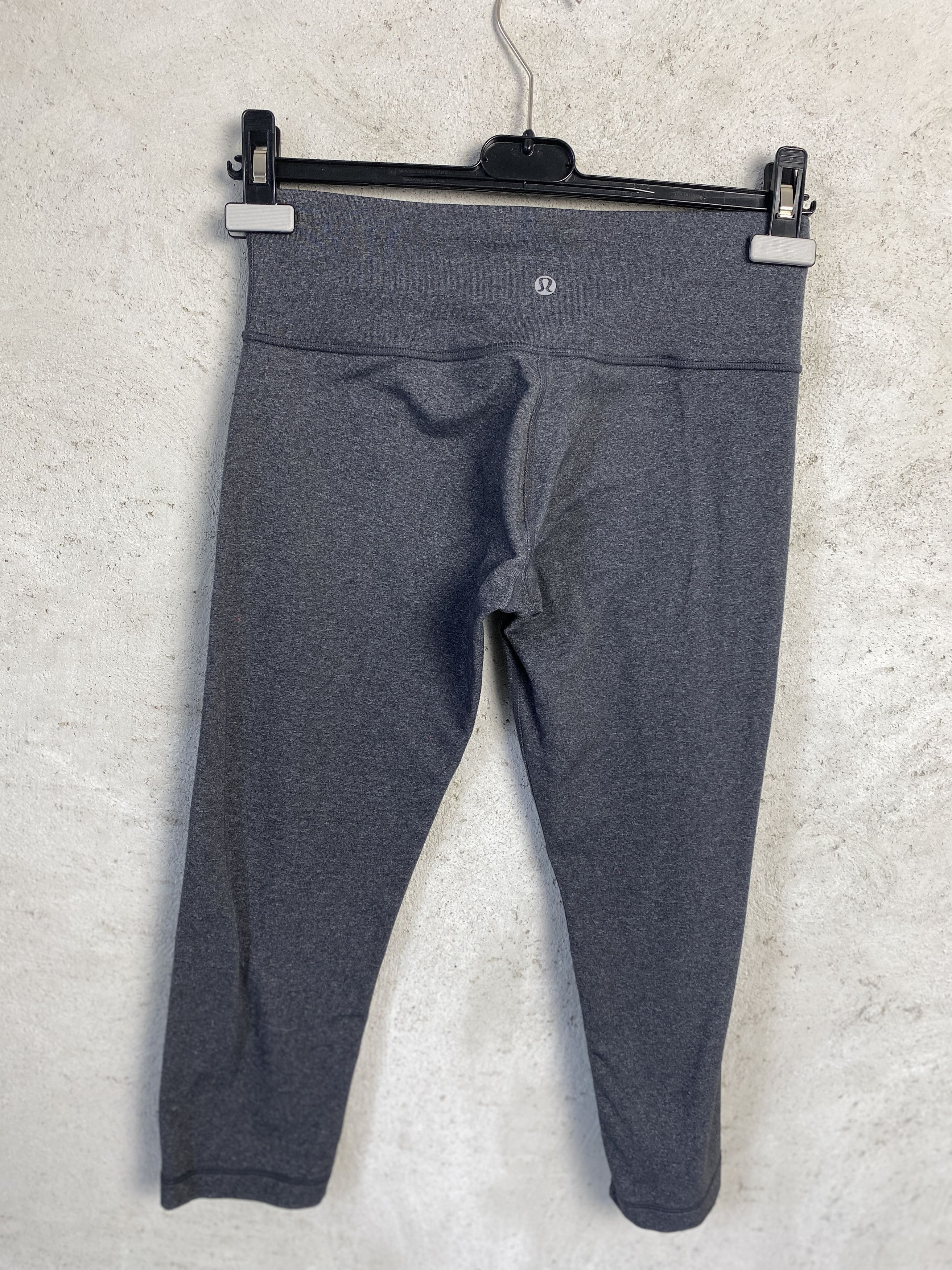 Lululemon Lululemon small logo capri leggings sport Size 28" / US 6 / IT 42 - 1 Thumbnail