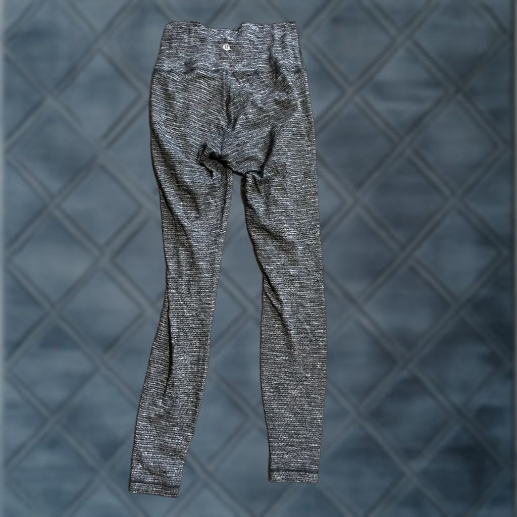 Lululemon Lululemon Legging Grey Size 6 Athletic Pre-Owned Size 28" / US 6 / IT 42 - 1 Thumbnail