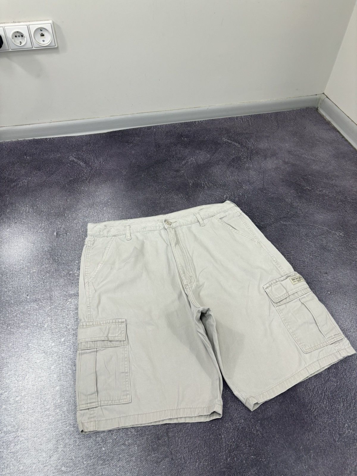 Vintage Vintage Wrangler Y2K Military Beige Work Hype Cargo Shorts Size US 36 / EU 52 - 4 Thumbnail