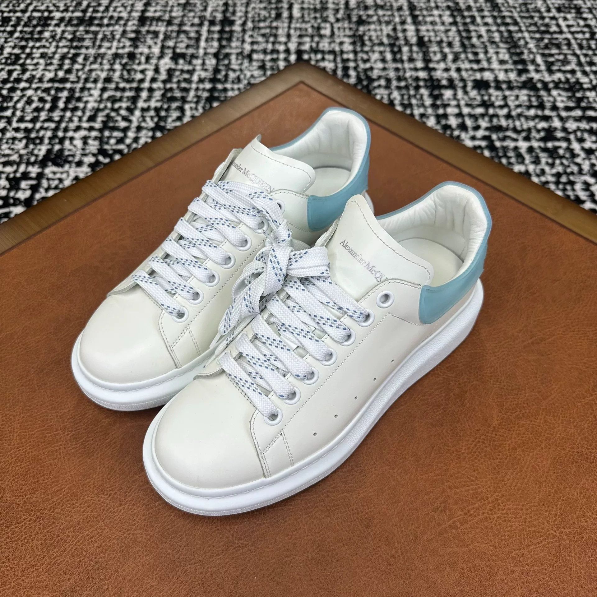 Alexander McQueen Alexander McQueen Blue Lowtop Sneakers 7 Men Size US 7 / EU 40 - 1 Thumbnail