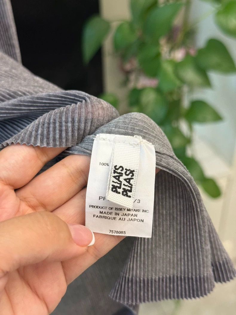 Issey Miyake Issey Miyake size:3 Dark grey pleated high-necked T-shirt Size S / US 4 / IT 40 - 3 Thumbnail