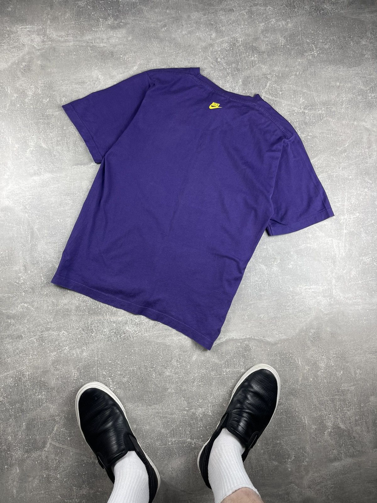 Nike × Vintage Nike Vintage 90s Rare Big Logo Sneakers Print T-Shirt Size US S / EU 44-46 / 1 - 5 Thumbnail