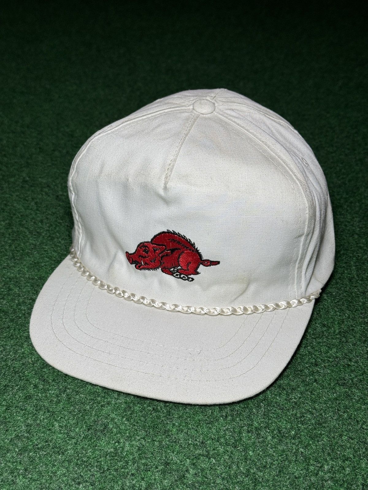 Vintage Vintage Arkansas Razorbacks 80s White Leather Strapback Hat Size ONE SIZE - 1 Thumbnail
