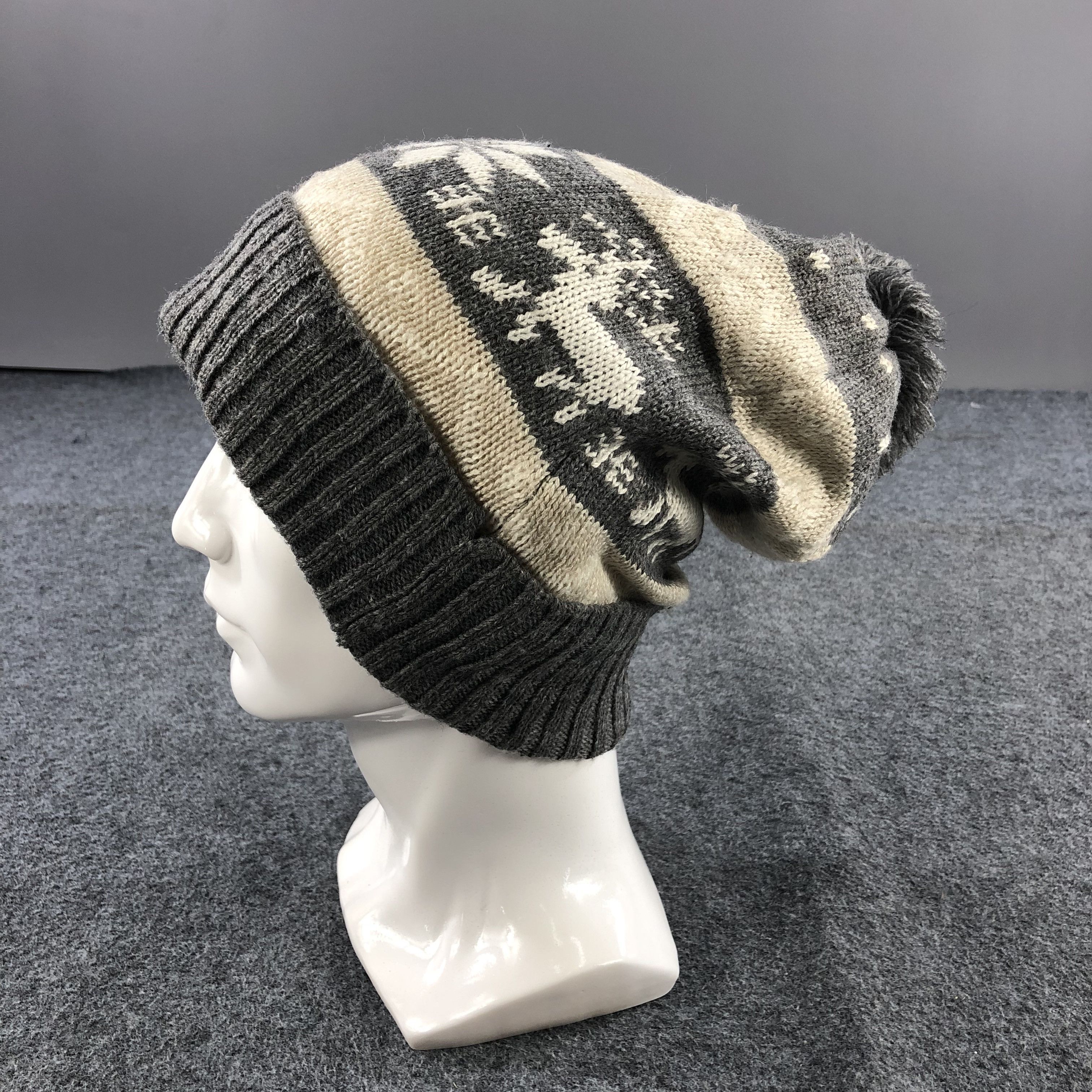 Unknown Reindeer Design Bobble Beanie Snowcap Snow Hat B231