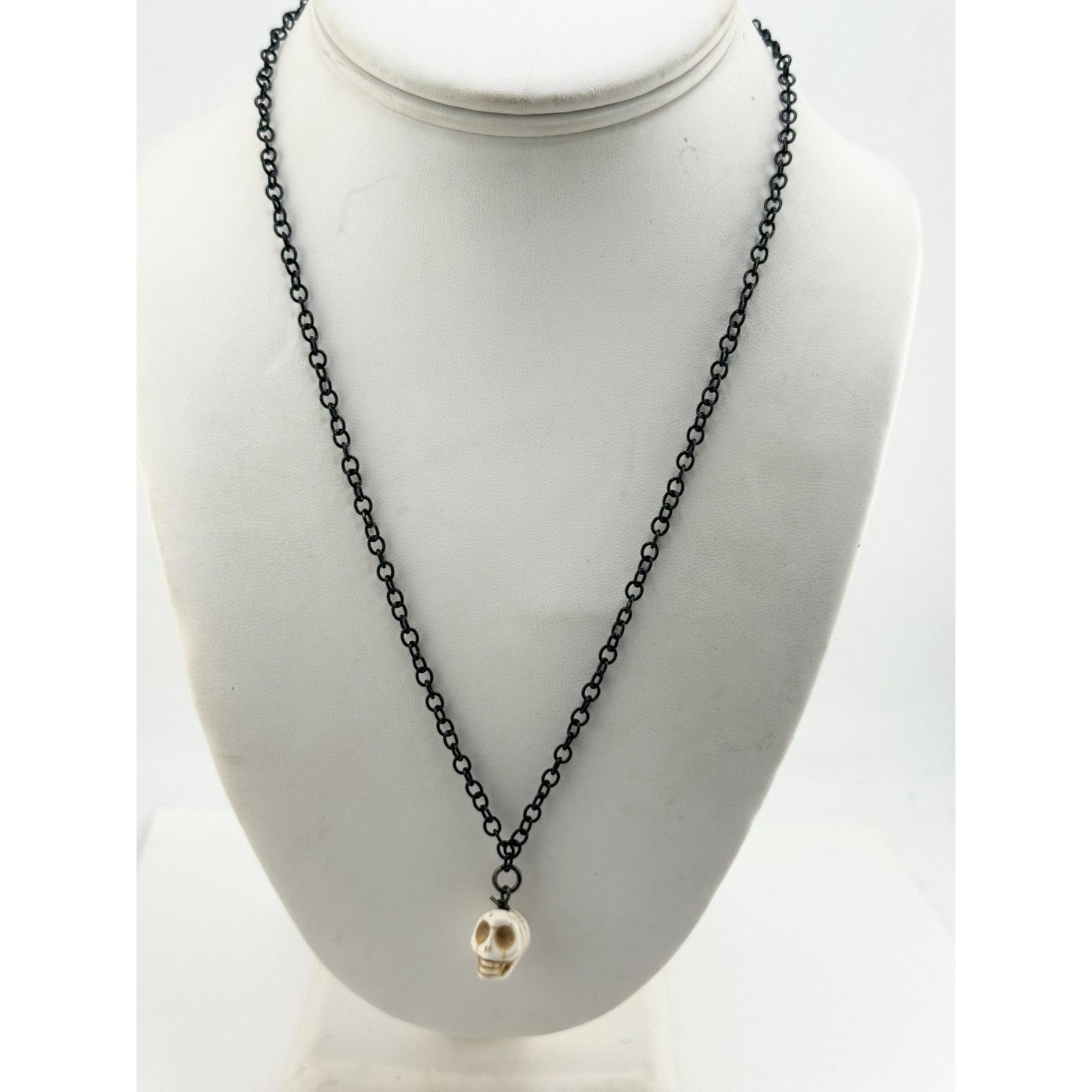 Vintage Vintage white howlite skull Halloween chain necklace Size ONE SIZE - 3 Thumbnail