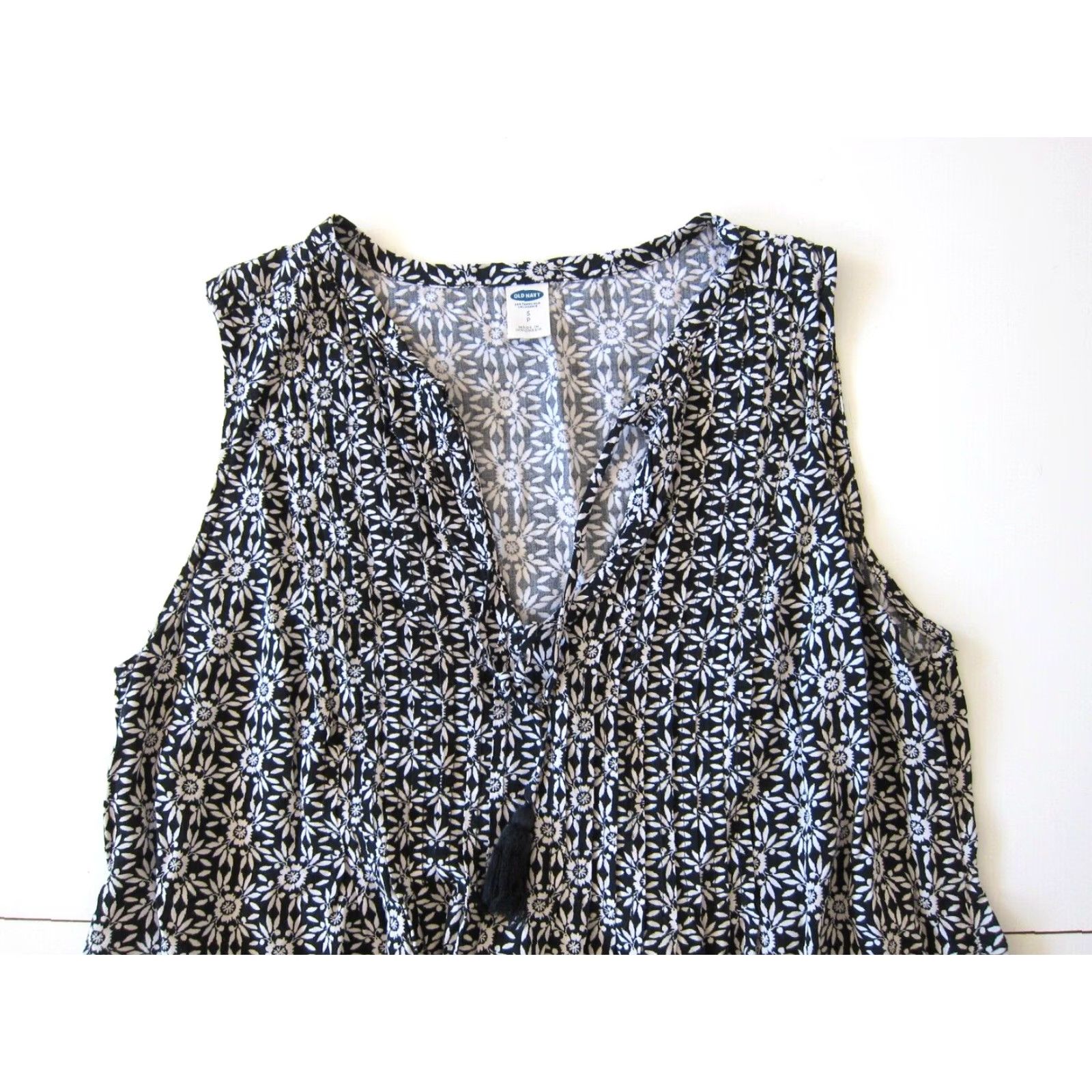 Old Navy Old Navy Floral Sleeveless V-Neck Tunic Shift Dress Small - 100% Rayon Black White - Women’s Apparel Size S / US 4 / IT 40 - 3 Thumbnail