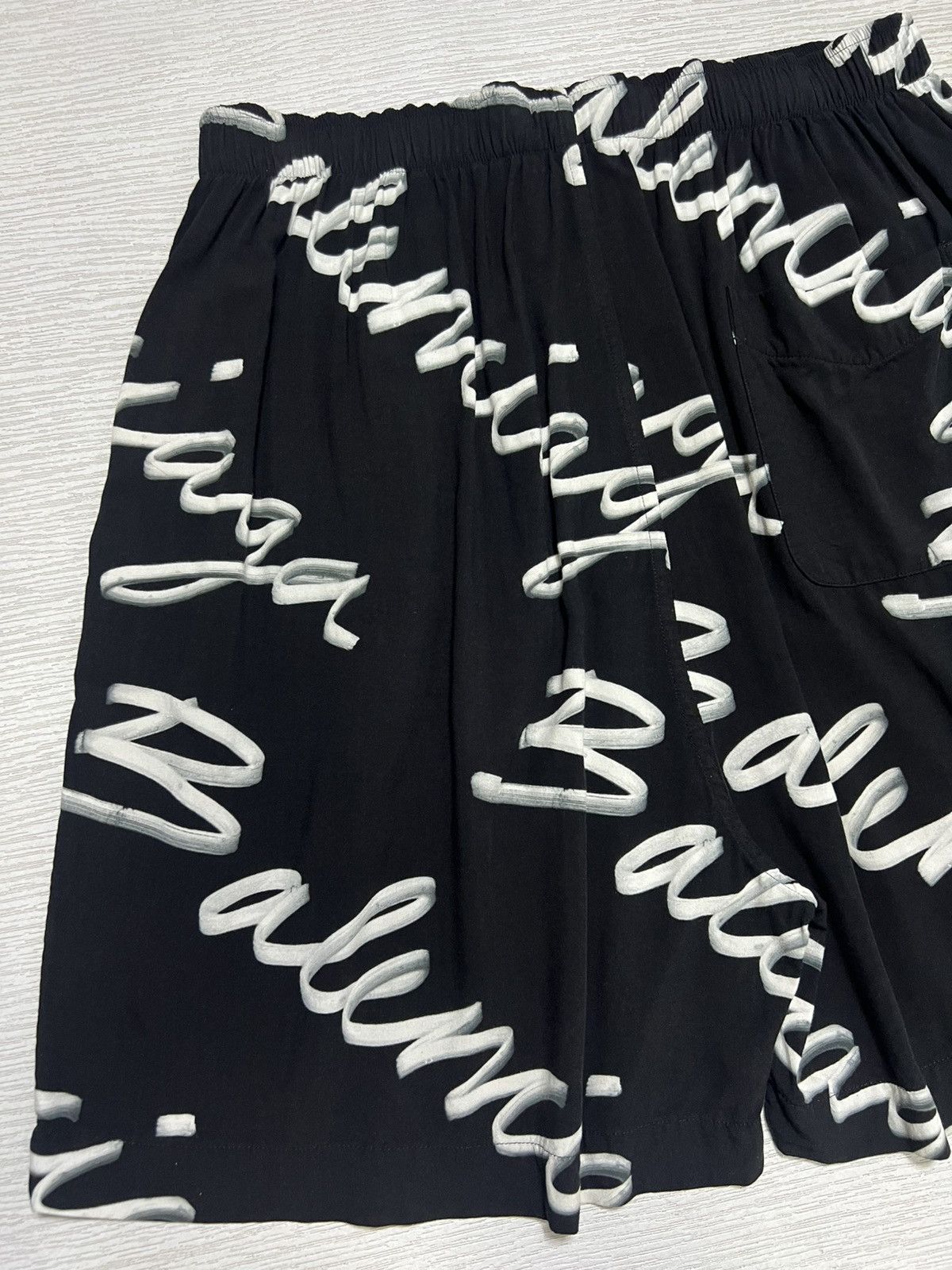 Balenciaga Balenciaga - Scribble Logo Bermuda Shorts Size US 30 / EU 46 - 13 Thumbnail