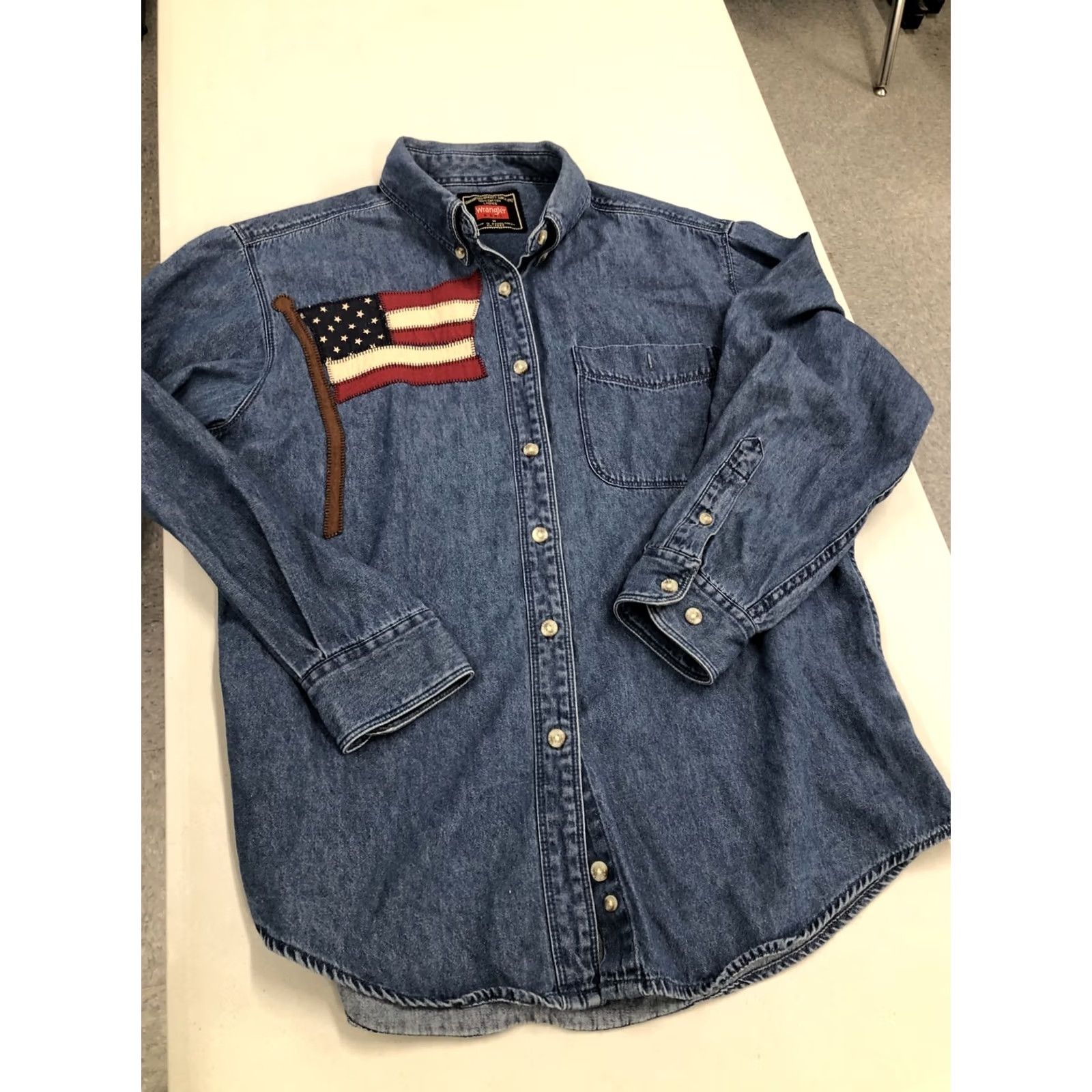 Wrangler VINTAGE Wrangler Hero L/S U.S. Flag Patriot Shirt Medium Men Red/White/Blue Denim Cotton Button-Up Collared Long Sleeve Size US M / EU 48-50 / 2 - 3 Thumbnail