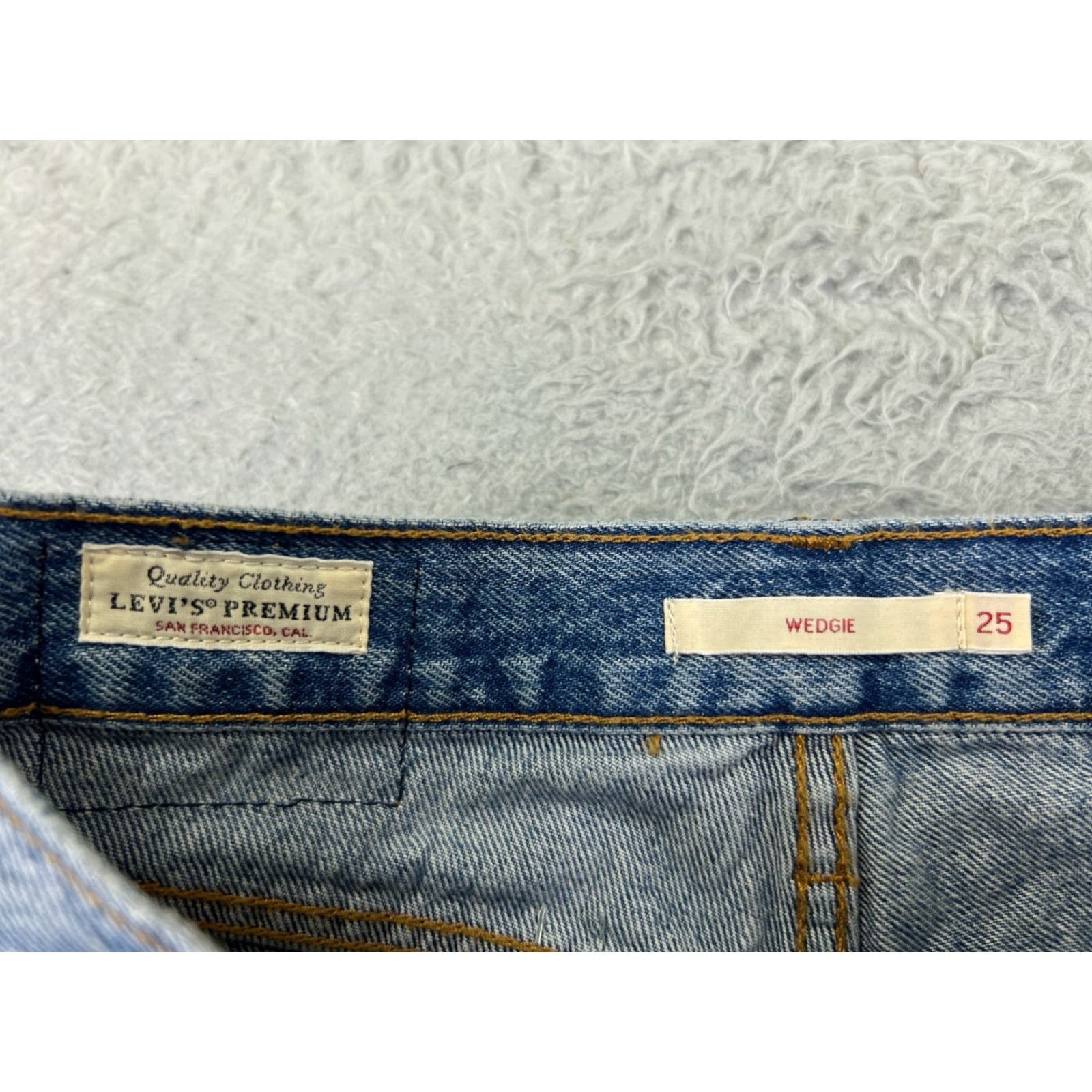 Levi's VINTAGE Levis Premium Jeans Womens 25 Blue Denim Levi's Wedgie Fit Tapered 24x27 Button Zipper 5-Pocket Distressed Stretch Regular Men? Size 42" / US 20 - 6 Thumbnail