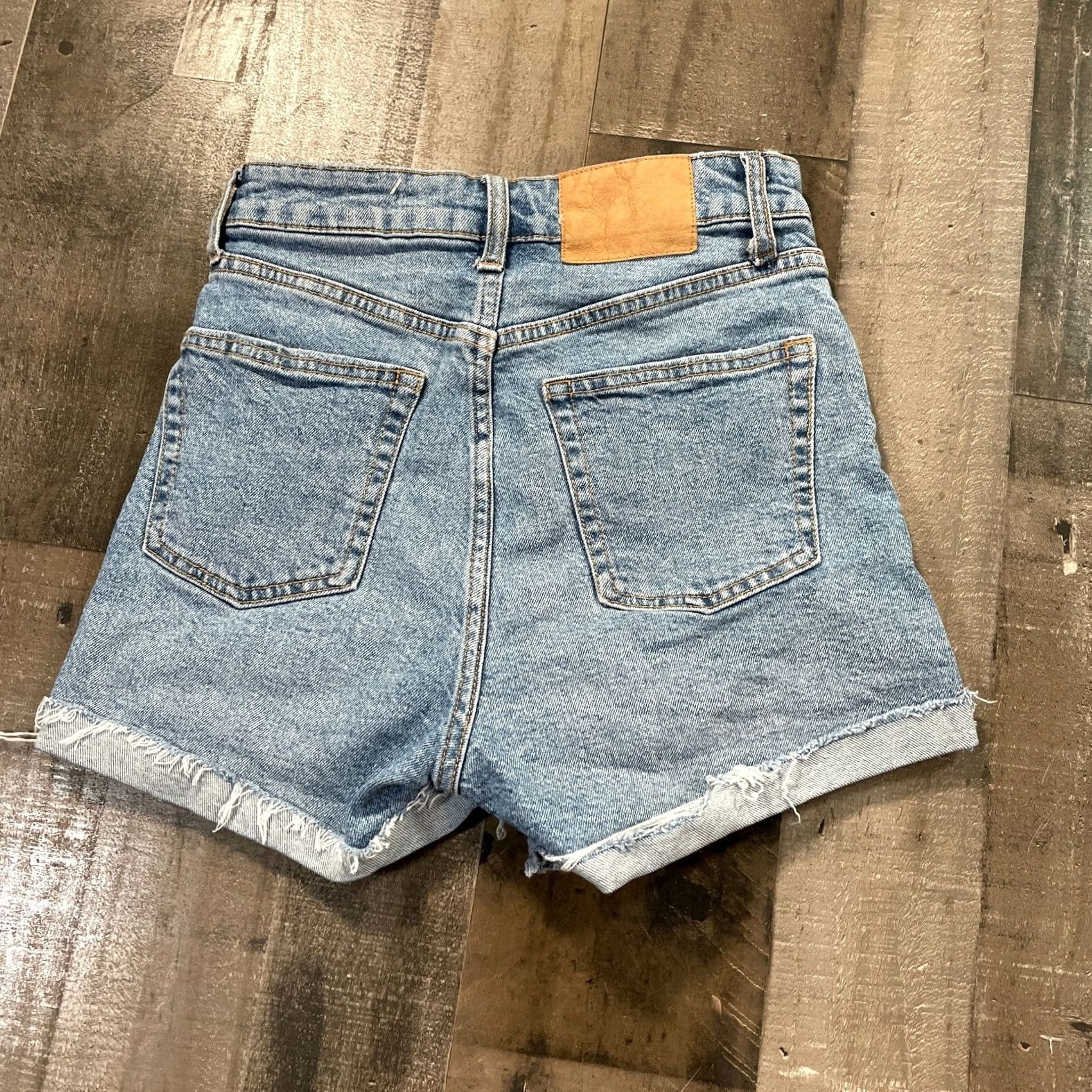 H&M H&M Denim Shorts Womens 2 Blue High Rise Cuffed Zip Closure Stone Wash 5-Pocket Spring Summer Casual Mens? Womens Size 40" / US 18 - 2 Thumbnail