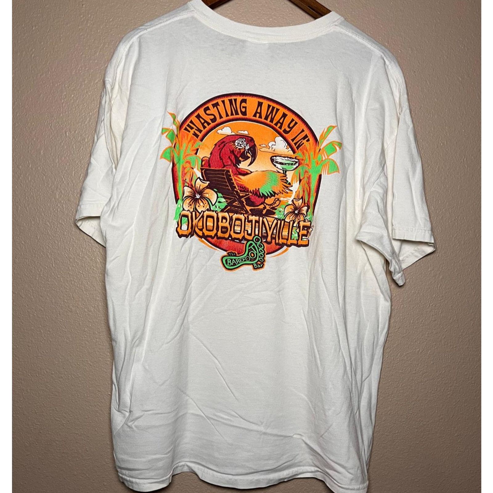 Gildan 🦜 Barefoot Bar “Okobojiville” Parrot Tee – Gildan Size XL Size US XL / EU 56 / 4 - 2 Thumbnail