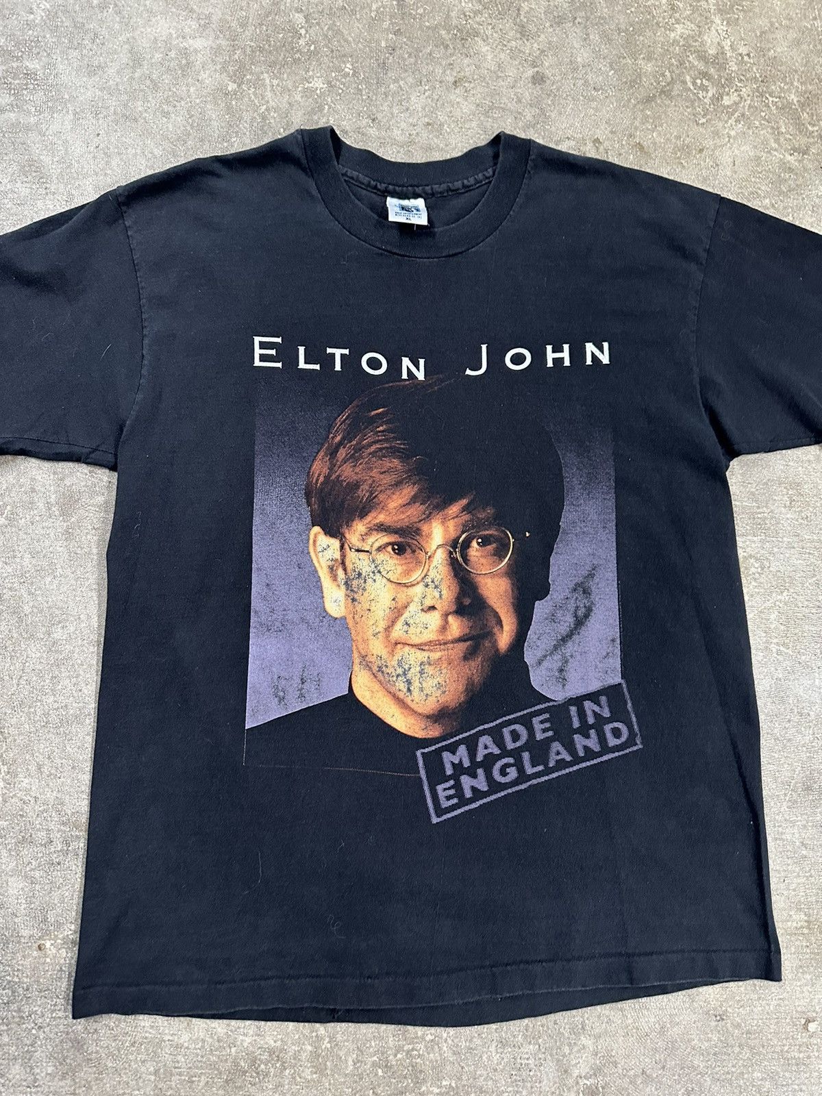 Band Tees Vintage 90s Elton John Born In The UK Graphic Band T-Shirt Size US XL / EU 56 / 4 - 3 Thumbnail