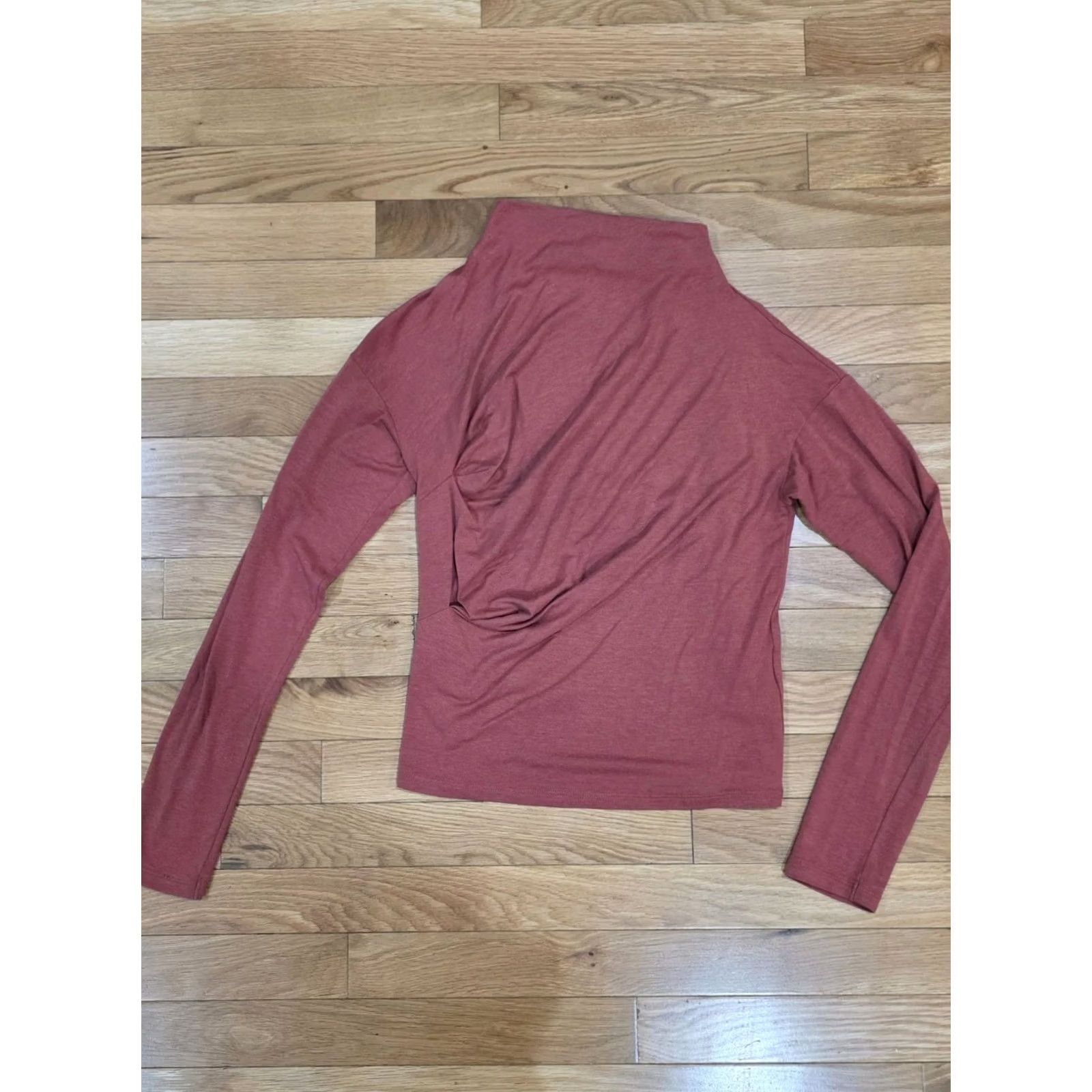 Uniqlo Uniqlo T-Shirt Long Sleeve XS Burgundy Red Women Neck Stitch Details Vintage-style? Size XS / US 0-2 / IT 36-38 - 3 Thumbnail