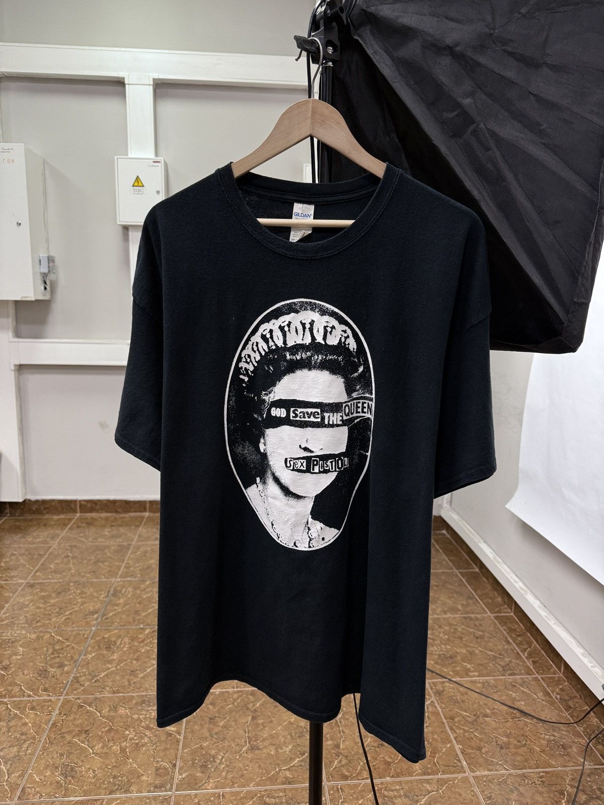 Band Tees 🇬🇧 Vintage Y2K Sex Pistols God Save The Queen Punk T-Shirt Size US XXL / EU 58 / 5 - 1 Thumbnail