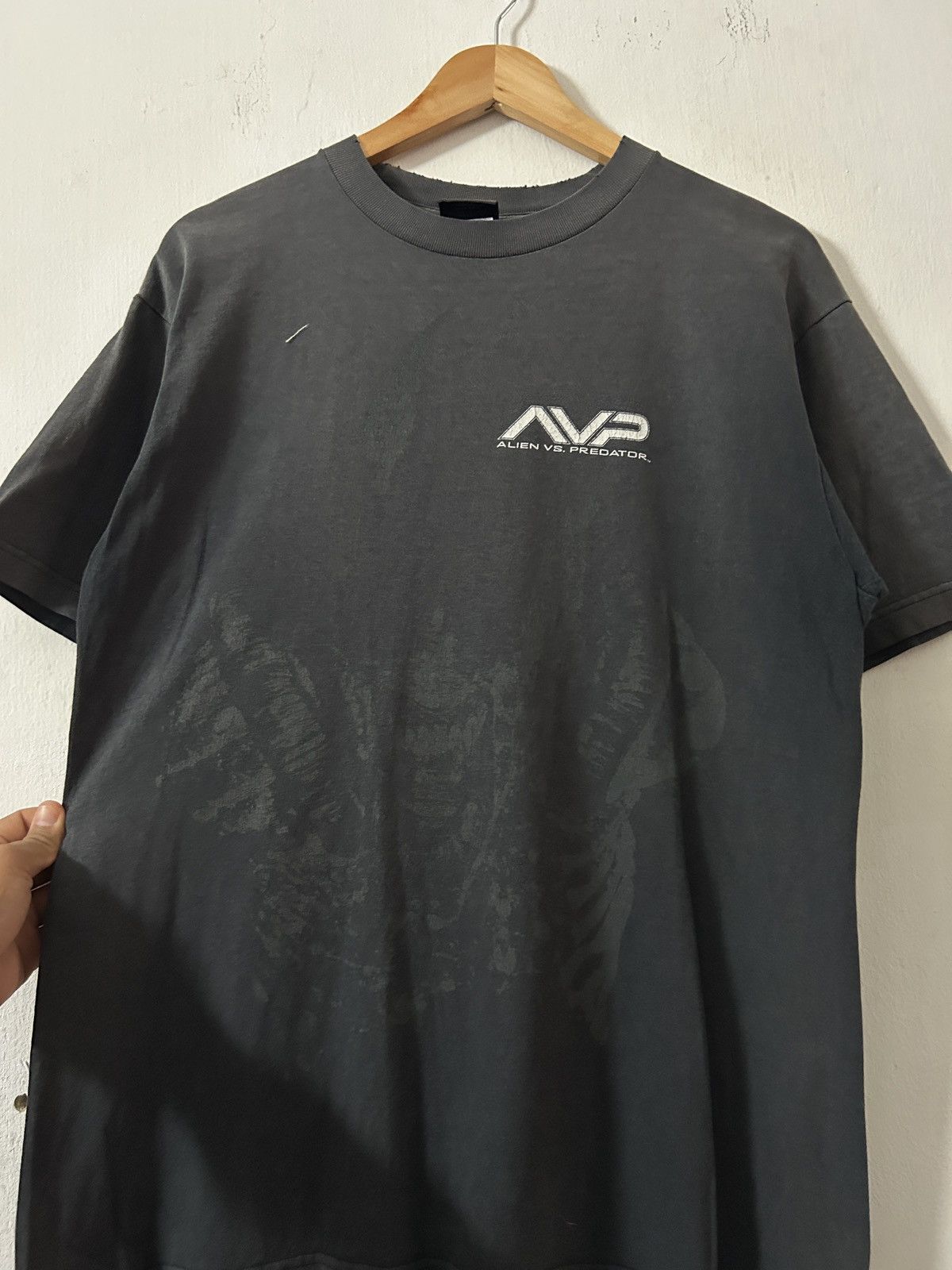 Vintage Vintage Movie Alien vs Predator black on black design faded Size US M / EU 48-50 / 2 - 2 Thumbnail