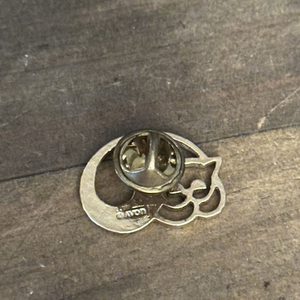 Other × Vintage Vintage Avon gold tone sleeping cat tac pin Size ONE SIZE - 3 Thumbnail