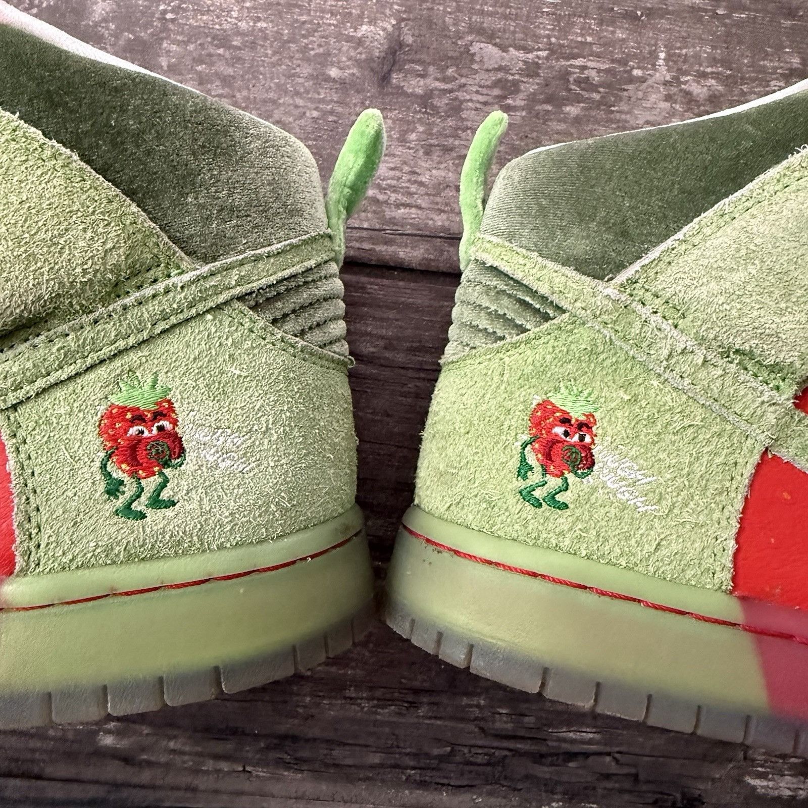 Nike SB NIKE SB DUNK HI STRAWBERRY COUGH SZ 8 GREEN RED SNEAKERS NO Size US 8 / EU 41 - 6 Thumbnail