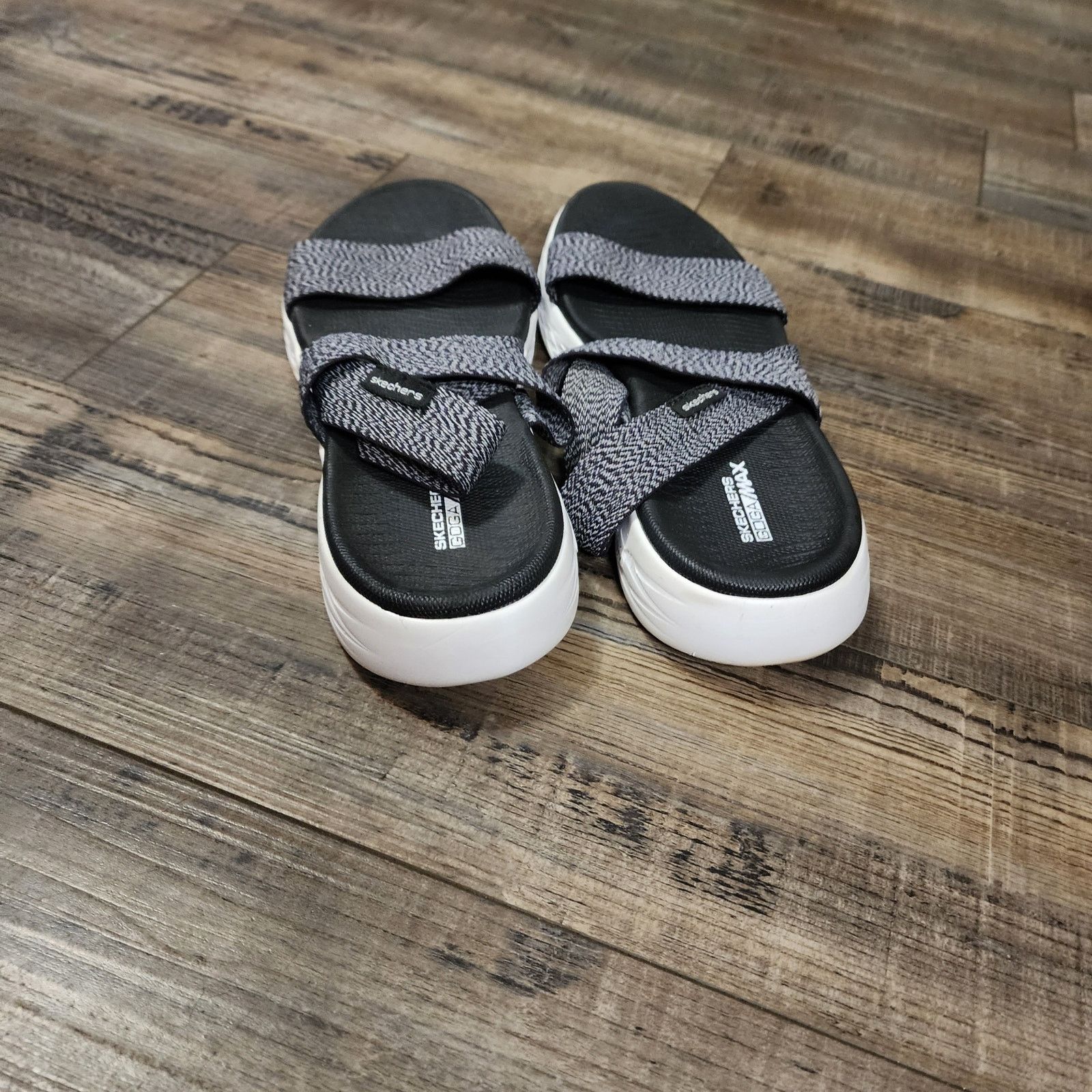 SKECHERS Skechers Goga Max Black & White Elastic Sandals Women's 9 Size US 9 / IT 39 - 5 Thumbnail