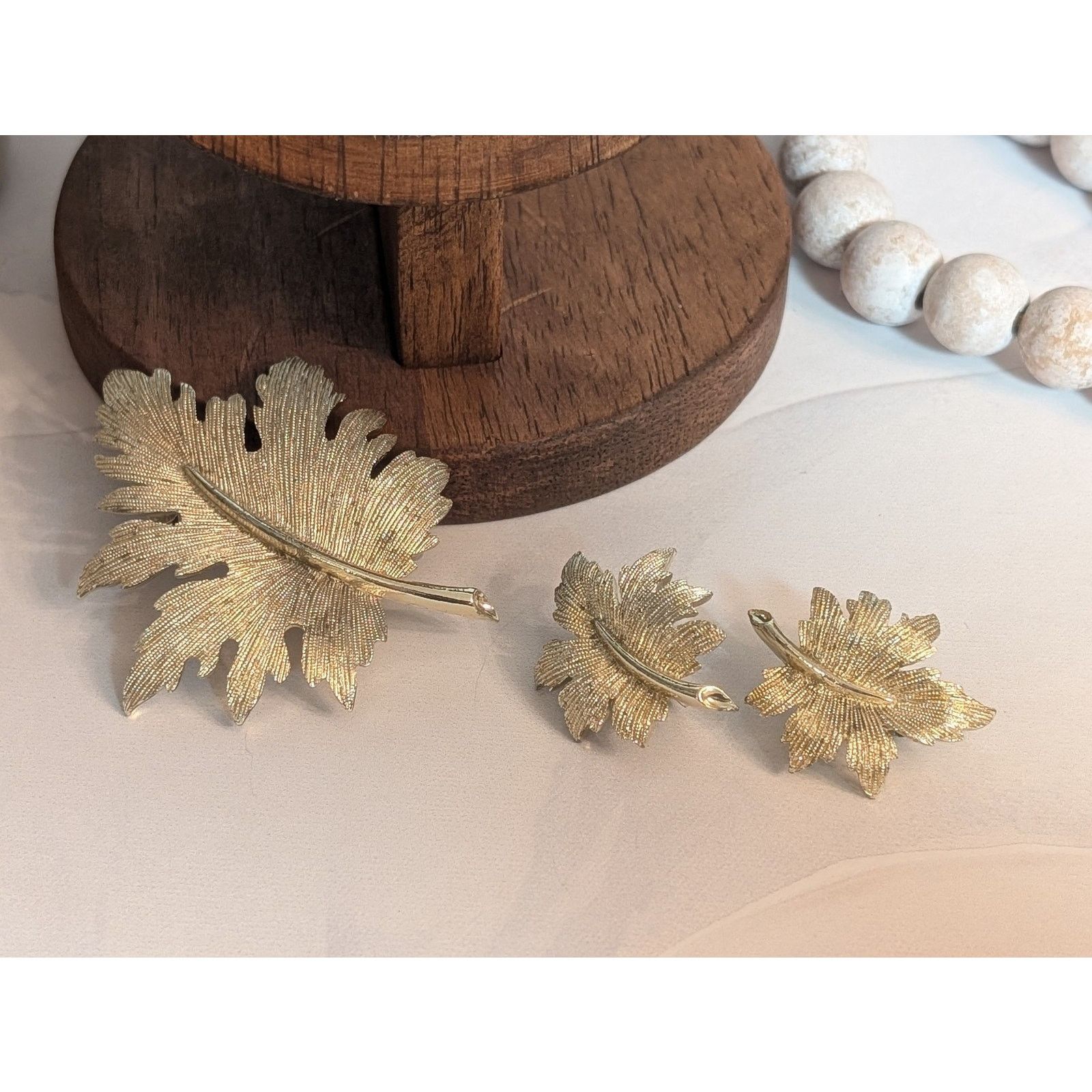 Vintage VTG 1955 Emmons Gold-Tone Leaf Brooch & Clip-On Earrings Set Size ONE SIZE - 1 Thumbnail