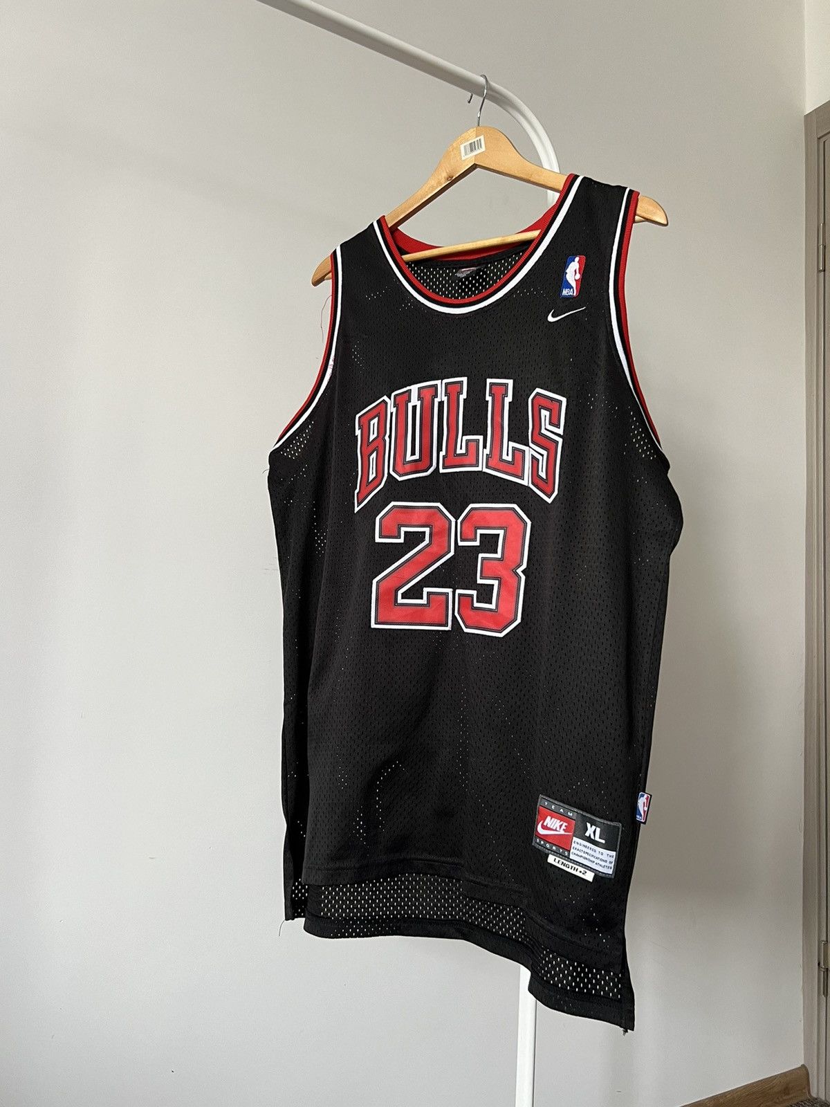 NBA Vintage 90s NIKE JORDAN NBA Chicago Bulls Jersey #23 Size US XL / EU 56 / 4 - 1 Thumbnail