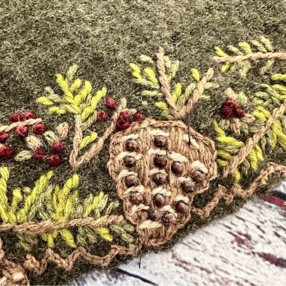 Woolrich Woolen Mills Vintage Woolrich 100% Wool Olive Pine Cone Embroidered Women Size M / US 6-8 / IT 42-44 - 5 Thumbnail