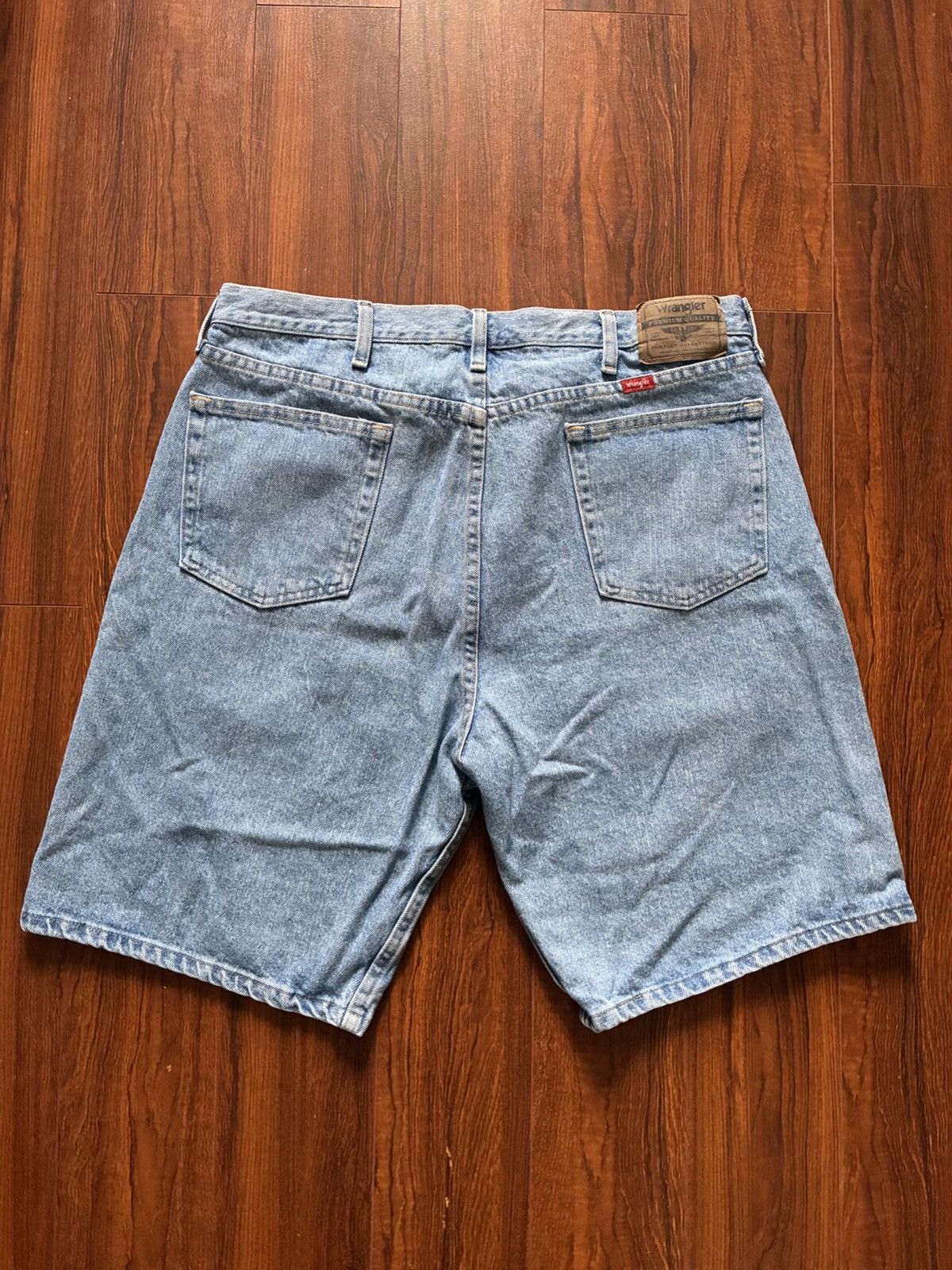 Wrangler Wrangler Relaxed Fit Denim Shorts Light Wash. Size 38 Size US 38 / EU 54 - 2 Thumbnail