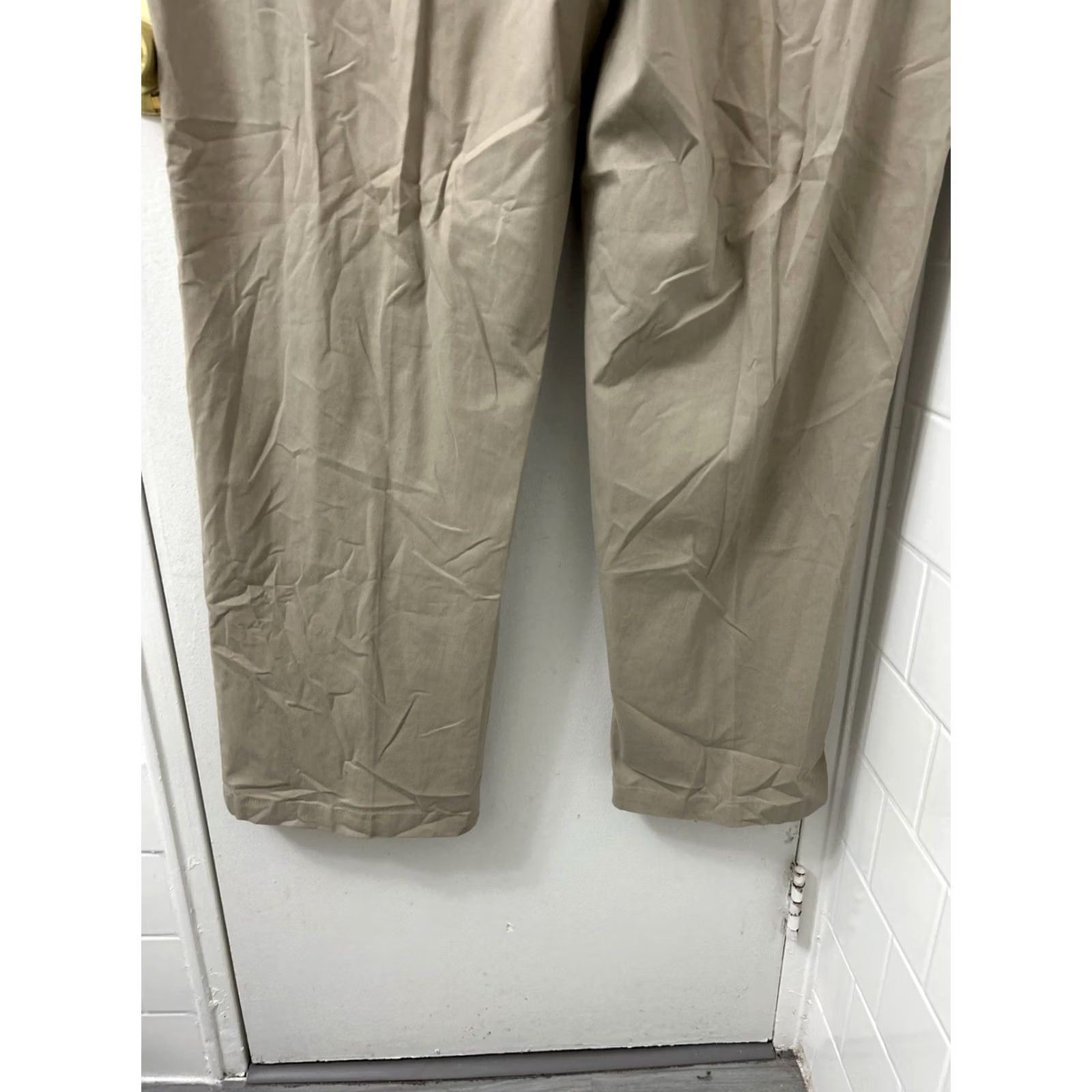 Croft & Barrow VINTAGE? No, not vintage. Croft & Barrow Pants Mens 42x32 Brown Khaki Relaxed Fit Flat Front YKK Trousers Size US 42 / EU 58 - 7 Thumbnail