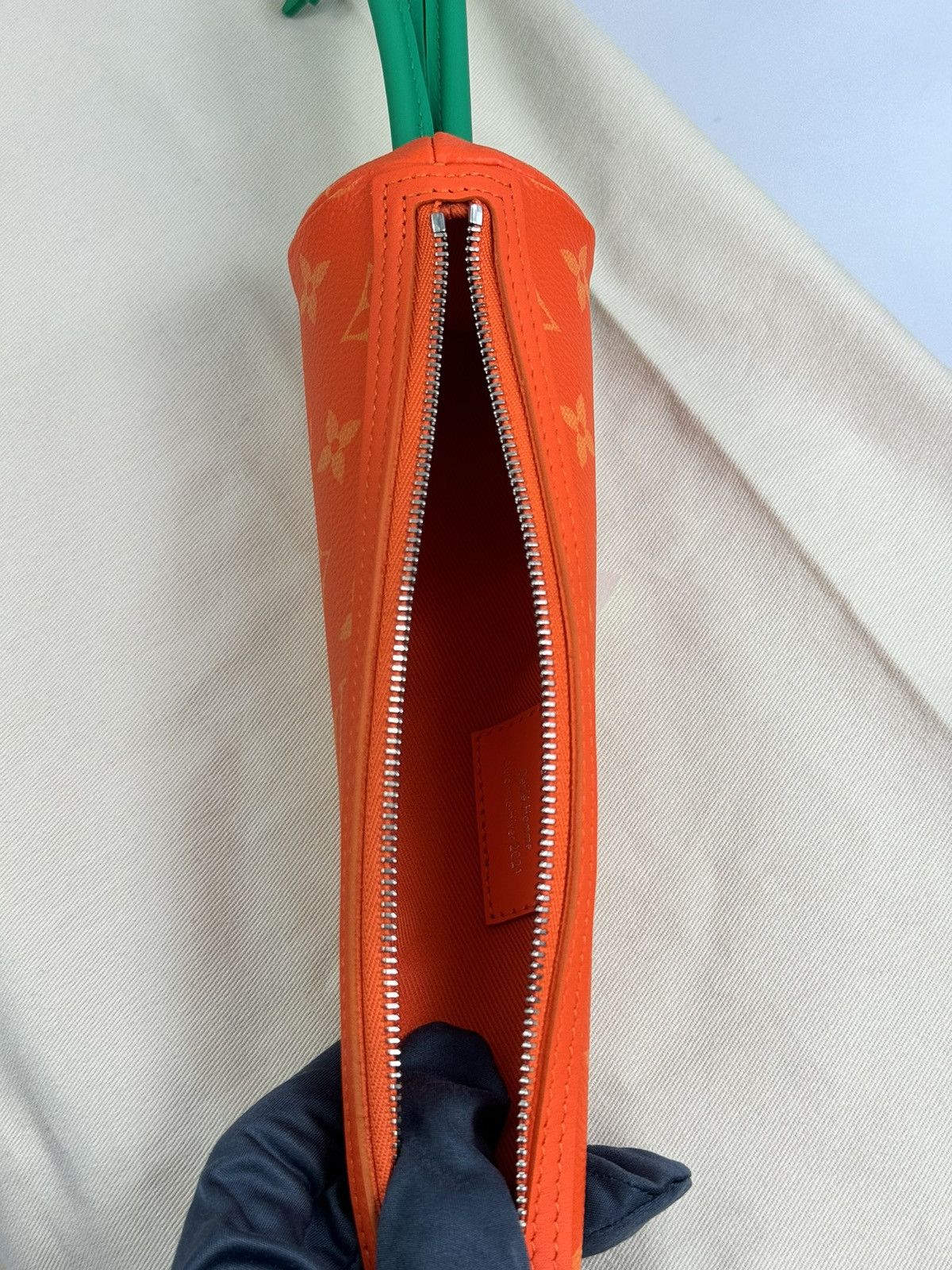 Louis Vuitton CARROT POUCH M80851 (RARE) Size ONE SIZE - 10 Thumbnail