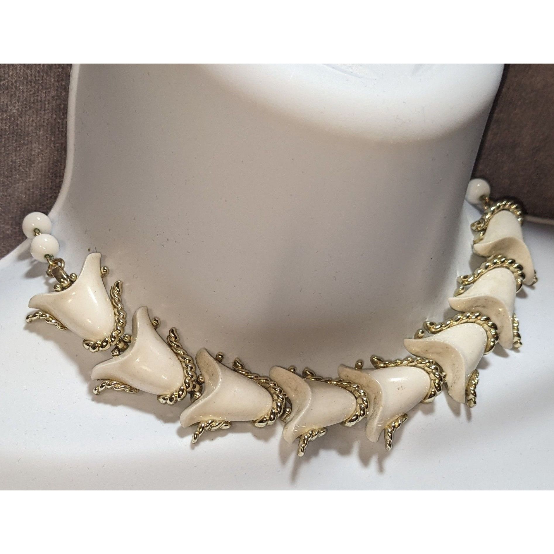 Other Vintage Volupte 1930s/40s White Lucite Floral Necklace Size ONE SIZE - 1 Thumbnail