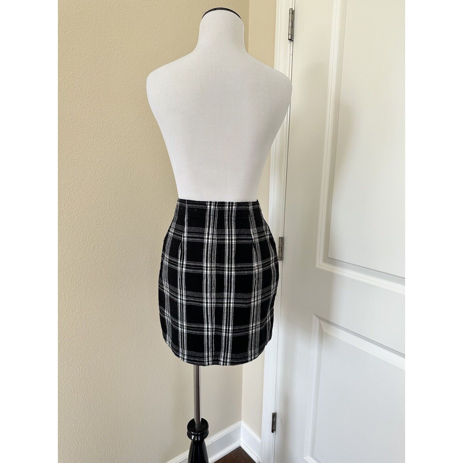 Hollister Hollister Ultra High Rise Black White Plaid Mini Skirt Sz XS Size 26" / US 2 / IT 38 - 5 Thumbnail