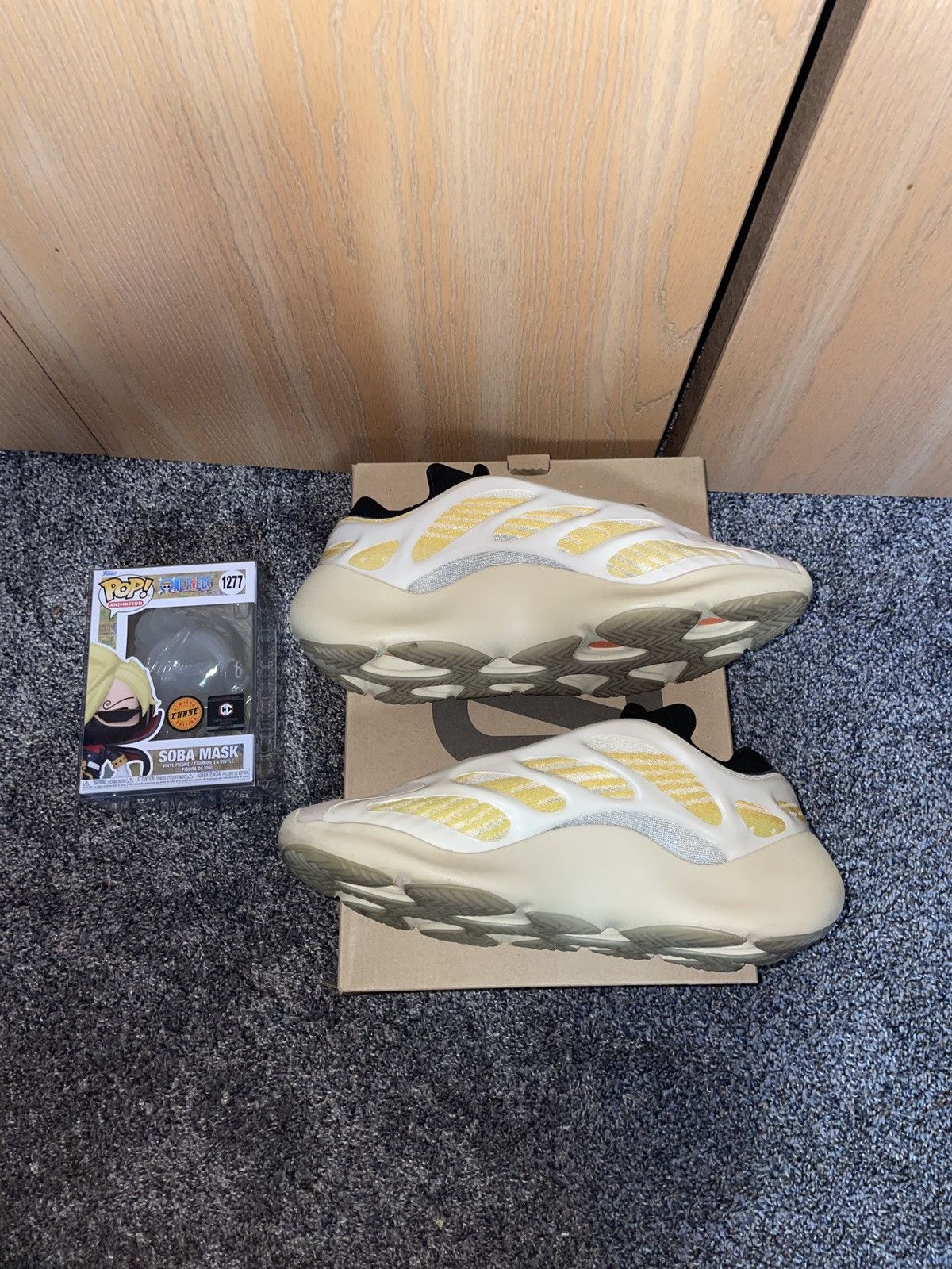 Yeezy YEEZY 700 V3 Mono Safflower Size US 9.5 / EU 42-43 - 1 Thumbnail