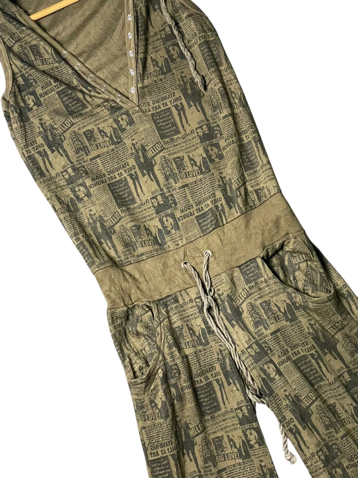Japanese Brand SUCURE POMME Newspaper Printed Jumpsuit (94) Size 26" / US 2 / IT 38 - 3 Thumbnail