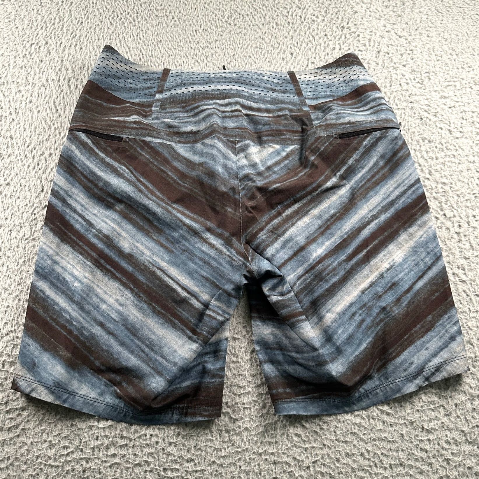 Lululemon Lululemon Men's Current State Board Shorts Size 31 Striped Swim Trunks Size US 31 - 6 Thumbnail