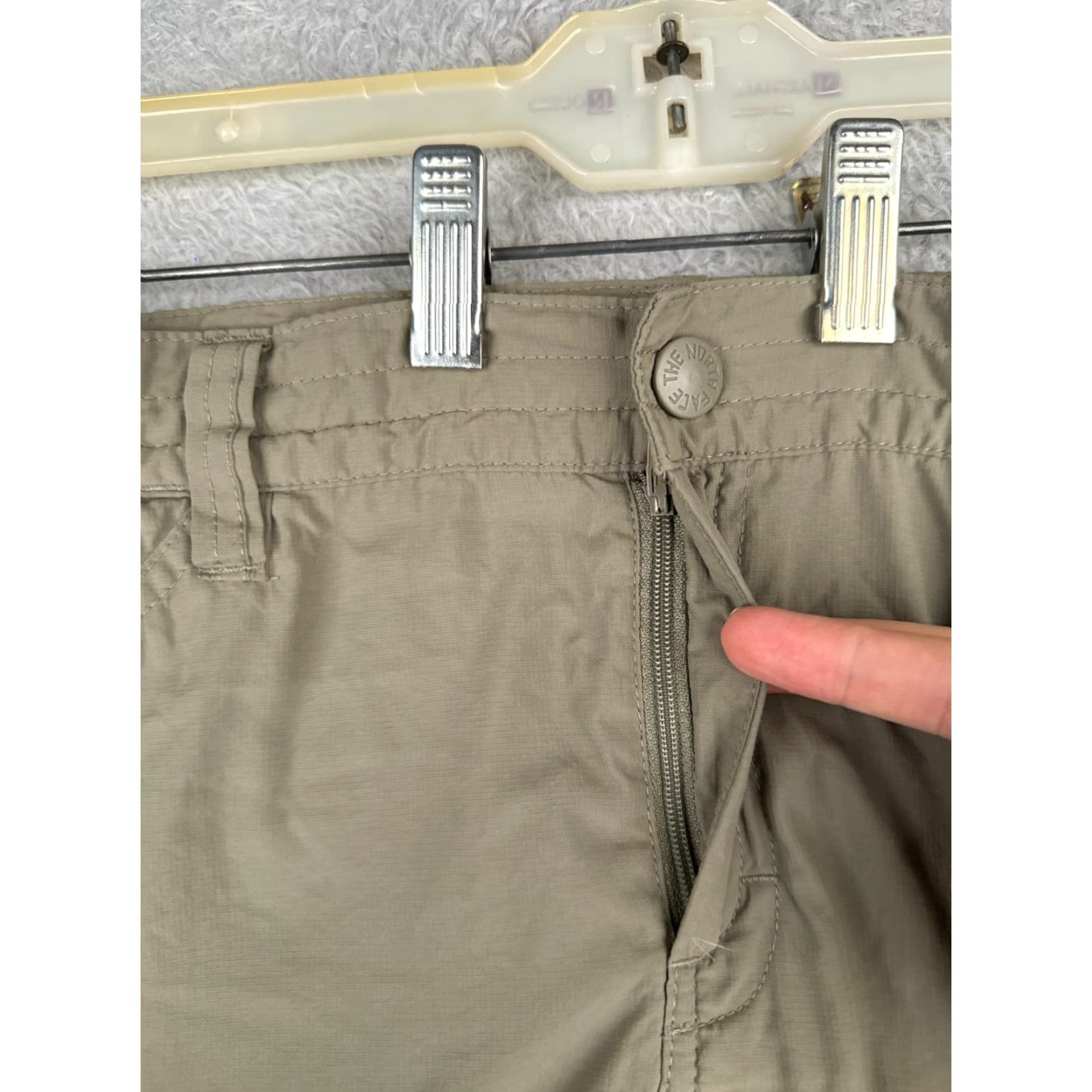 The North Face The North Face Womens Shorts Cargo Beige 32x10 100% Nylon Inseam 10 in Size 8 Pocket Logo Size 30" / US 8 / IT 44 - 6 Thumbnail