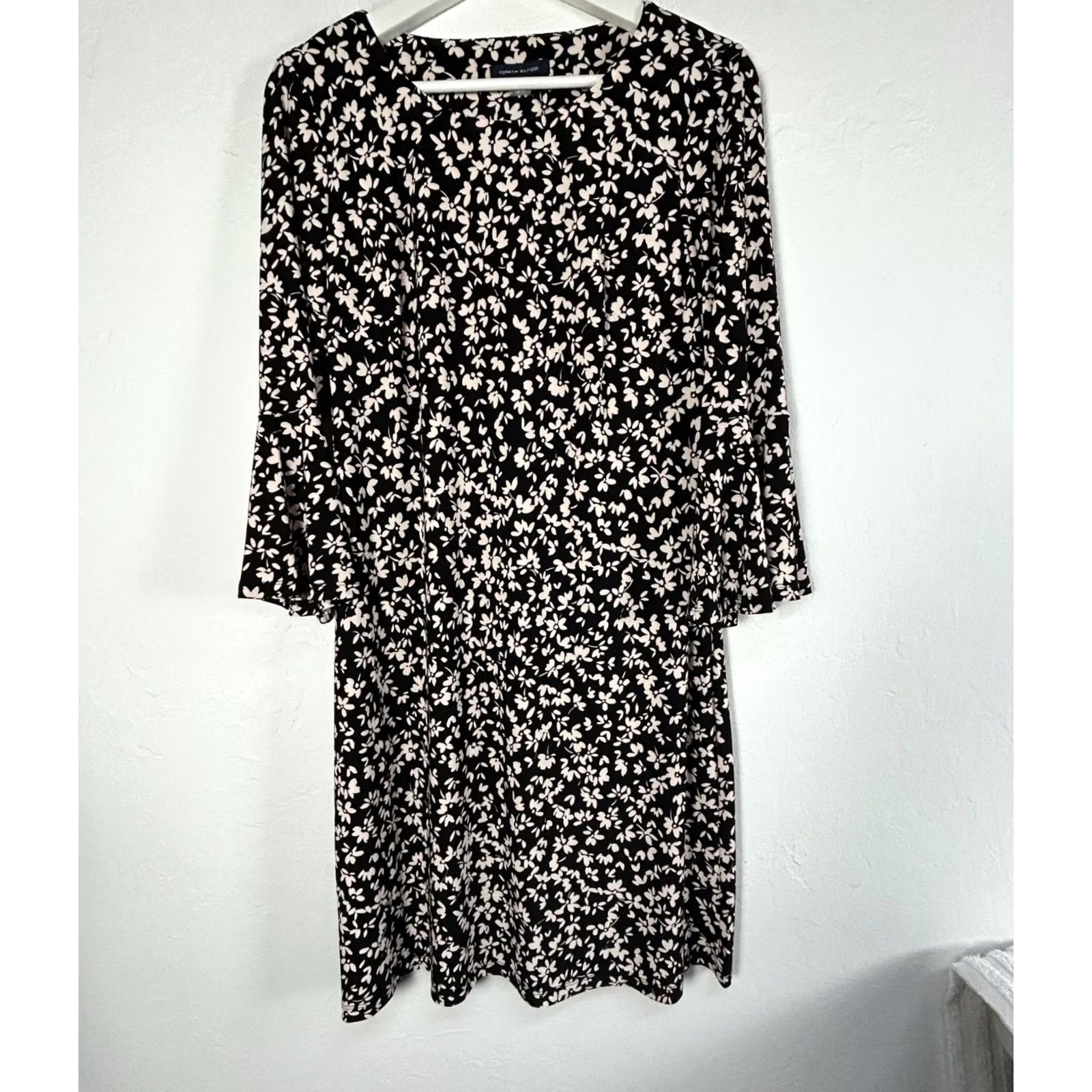 Tommy Hilfiger Tommy Hilfiger Womens Black White Floral Bell Sleeve Shift Dress Size 10 New 9 Size L / US 10 / IT 46 - 2 Thumbnail