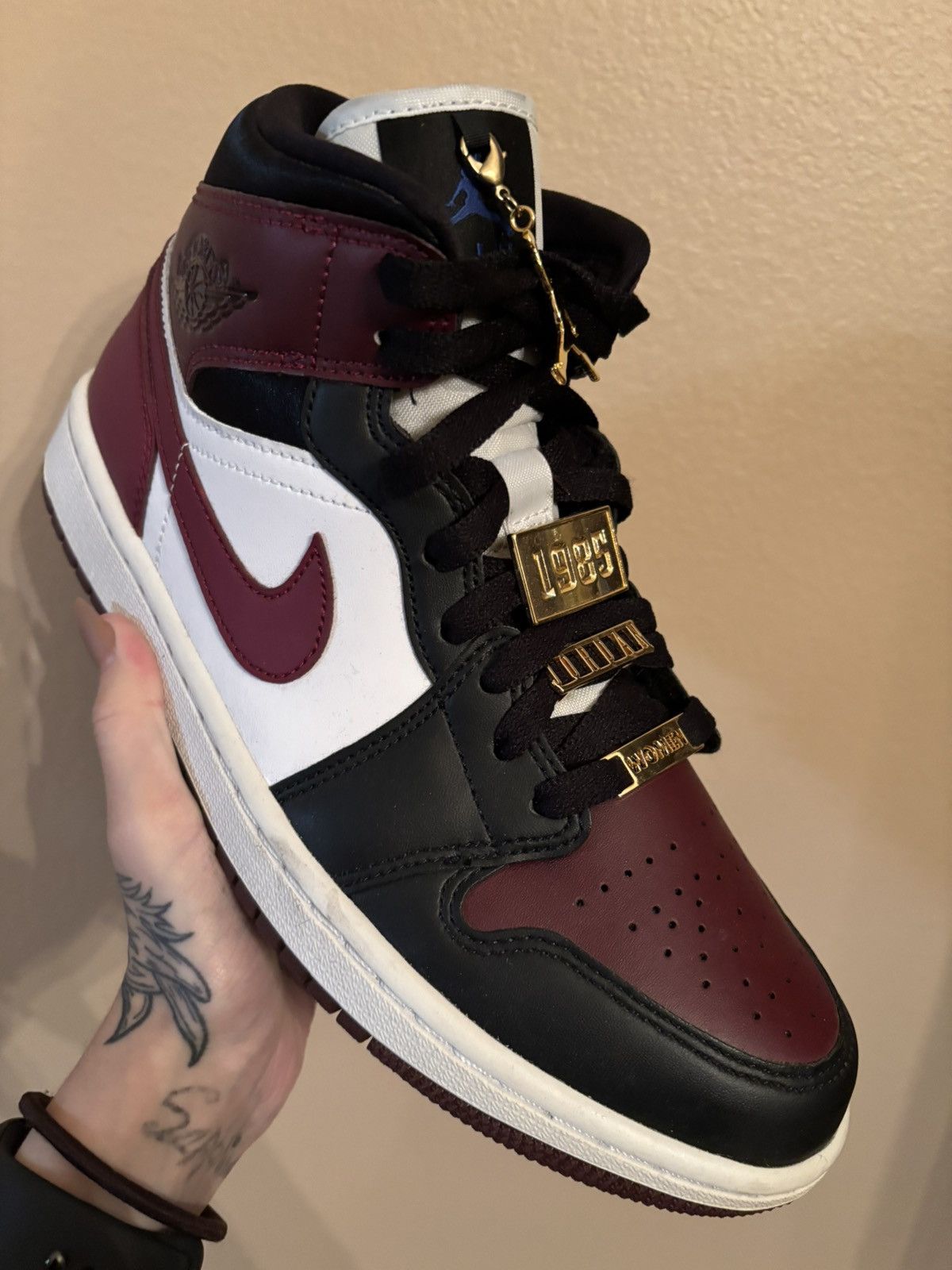 Jordan Brand Wmns Air Jordan 1 Mid SE 'Gold Pendants' Size US 8.5 / IT 38.5 - 2 Thumbnail