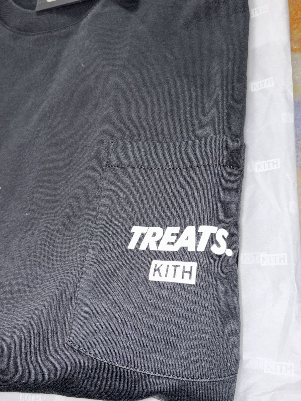 Kith × Ronnie Fieg Kith Treats World Tour Logo Long Sleeve Pocket Tee Black Size US L / EU 52-54 / 3 - 4 Thumbnail