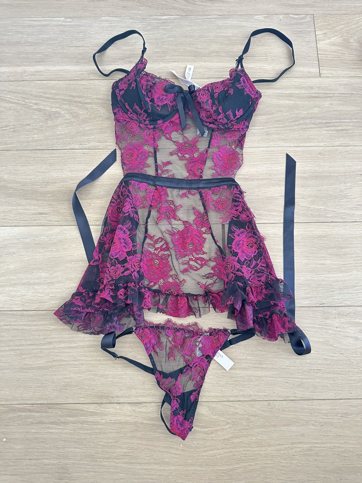 Victoria's Secret Victoria Secret Wicked Unlined Rose Lace Apron Set Size S / US 4 / IT 40 - 3 Thumbnail
