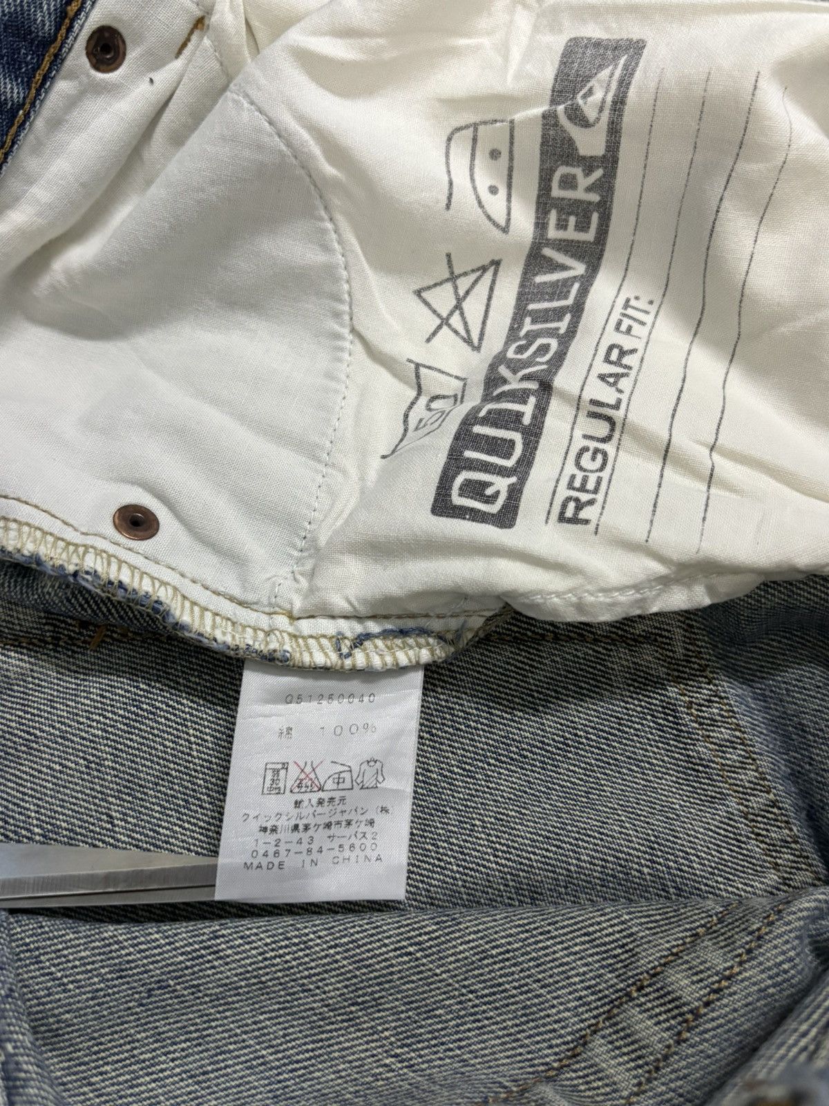 Quiksilver Vintage Quiksilver Light Washed Regular Fit Distressed Jeans Size US 29 - 19 Thumbnail