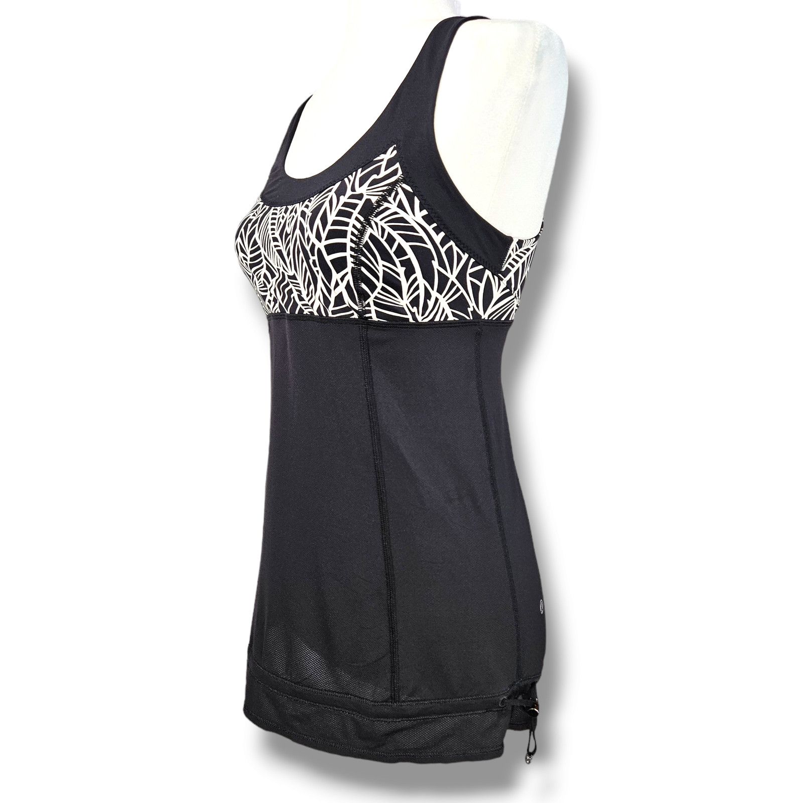 Lululemon EUC Lululemon Run: Ta Ta Topper Top Sz. 6 Pretty Palm Black Size M / US 6-8 / IT 42-44 - 2 Thumbnail