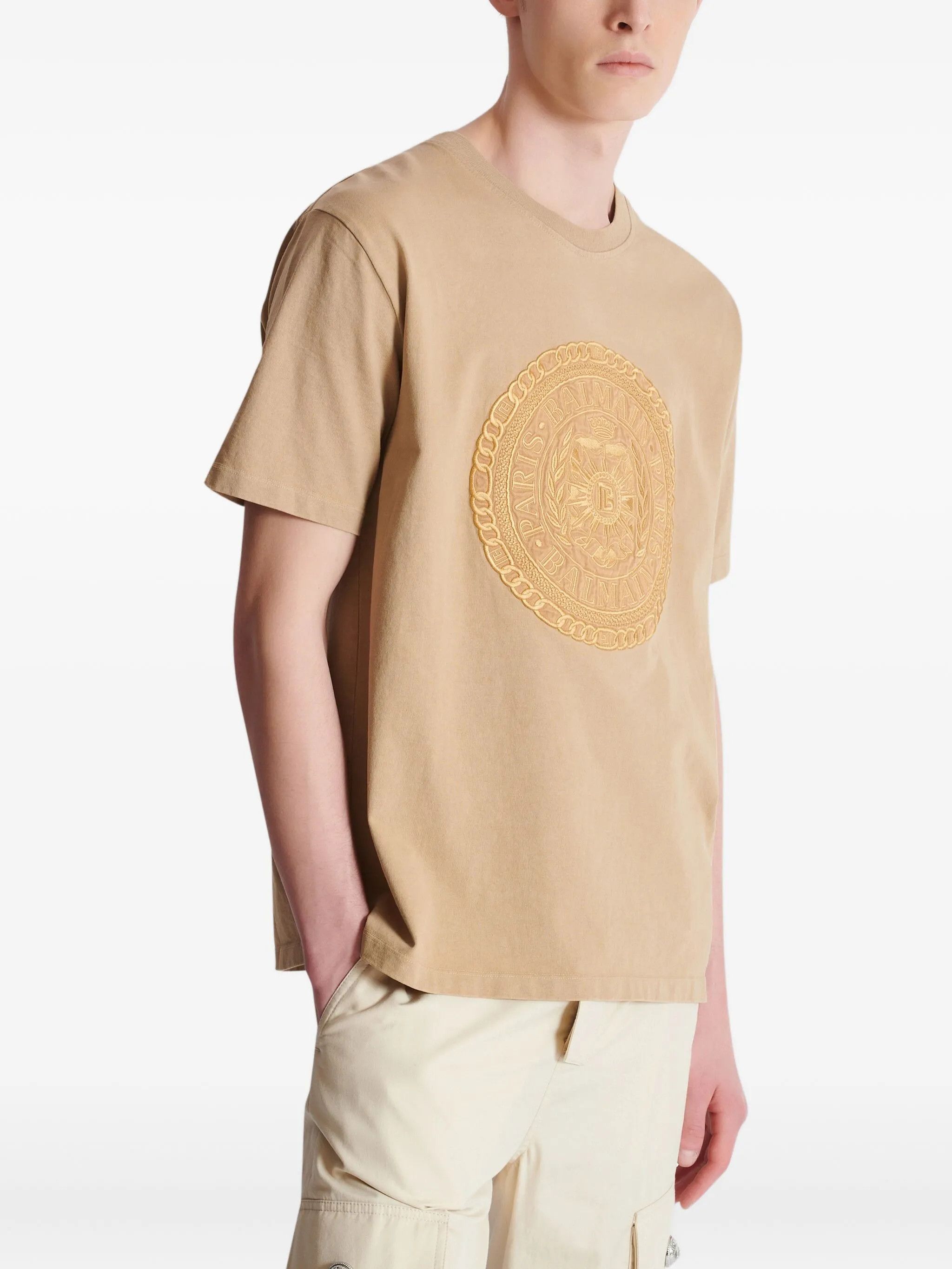 Balmain o1loc1c0526 Médaille-Embroidered T-Shirt in Camel Brown Size US XL / EU 56 / 4 - 5 Thumbnail