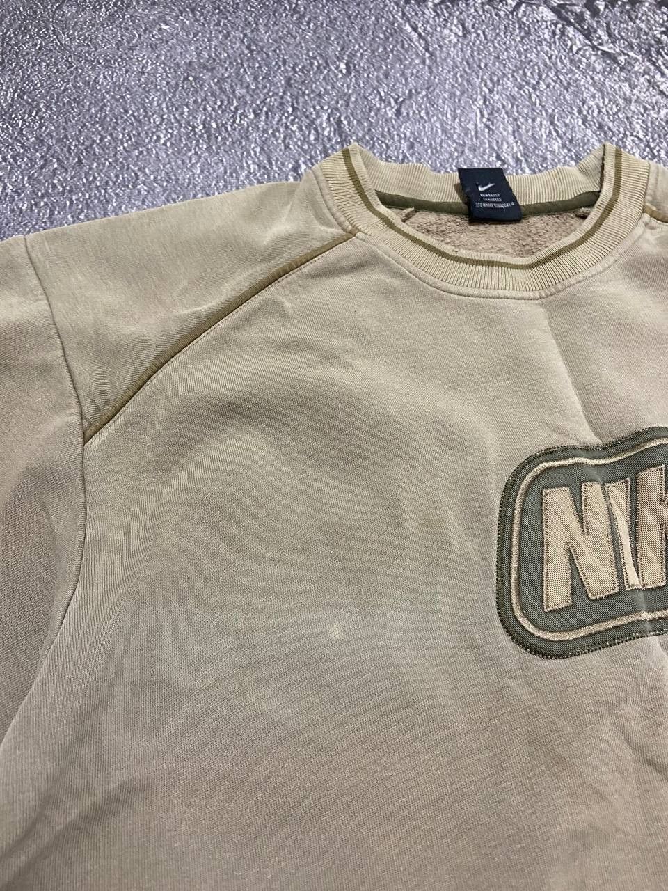 Vintage Vintage Nike Y2K Diestressed big print sweatshirt Size US L / EU 52-54 / 3 - 4 Thumbnail